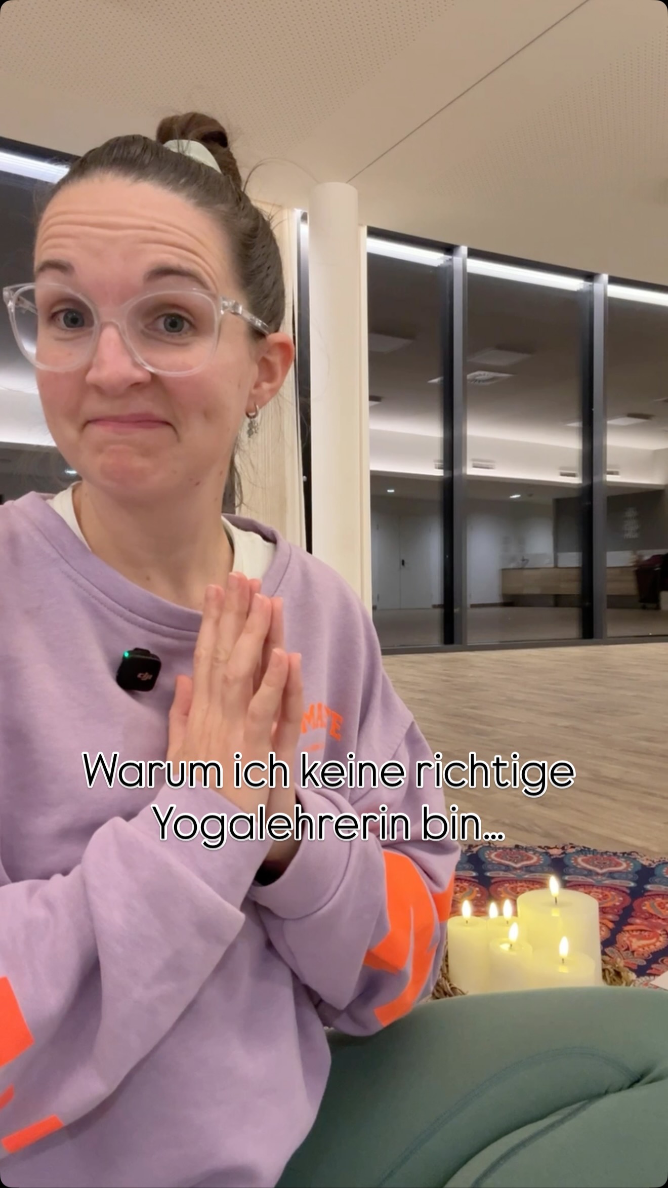 Ich bin keine perfekte Yogalehrerin.
Ich bin eine echte. 🤍
Ich trinke manchmal Alkohol.
Ich liege manchmal einfach nur auf der Couch.
Und manchmal habe ich selbst keine Antworten.
Aber ich weiß, wie man durch genau diese Phasen geht, ohne sich zu verlieren.
Und genau dort beginnt meine Arbeit.
Yoga ist für mich kein Lifestyle.
Es ist ein Werkzeug fürs echte Leben.
Mit allen Höhen.
Mit allen Tiefen.
Mit allem dazwischen.
✨ Wenn du keine Perfektion suchst, sondern Wahrhaftigkeit,
✨ wenn du Yoga & Coaching willst, das dich im Alltag stärkt
✨ und du dich nicht mehr verbiegen möchtest,
dann bist du bei mir richtig.
🤍
#yogamitherz #yogalehrerin #mindsetcoaching