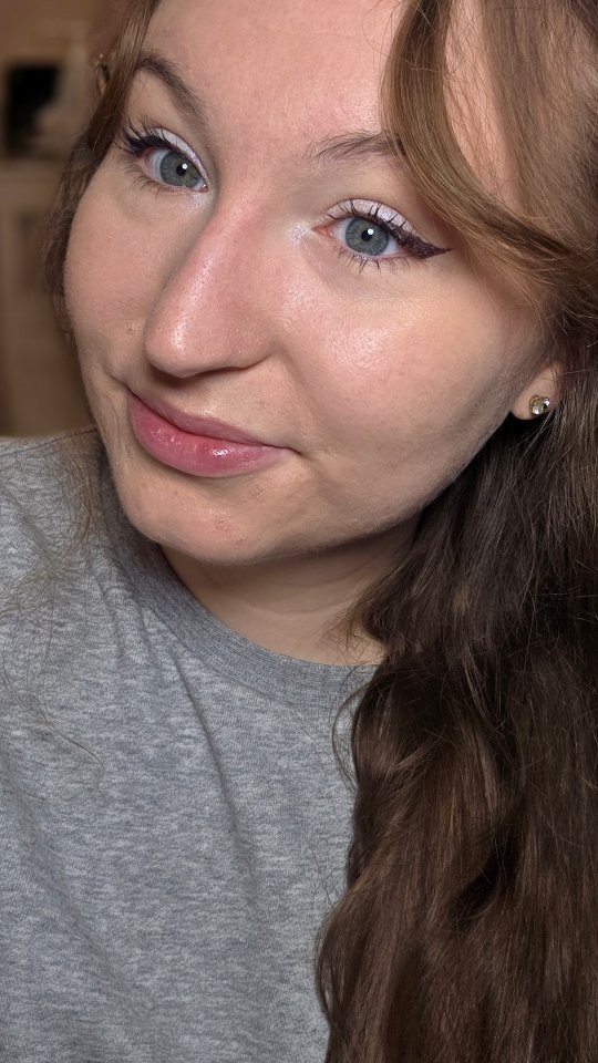 ✨ GRANDE NOUVEAUTÉ ✨
C’est avec cette annonce que je m’apprête à clôturer cette année 2025.
Je vous parlais d’une dernière chose à vous révéler… la voici enfin.
Petit retour en arrière ⏳
En 2015, je débute mes études en apprentissage dans l'esthétique.
Diplôme en poche en 2016, je travaille ensuite en instituts et en parfumeries.
En 2020, l’envie d’entreprendre est là… mais encore floue.
Je me dis alors : « je ne veux pas de responsabilités » 😅
Et pourtant…
En 2021, je me forme toute l’année : plusieurs techniques, plusieurs formations, dont le maquillage permanent dans un grand centre renommé à Paris.
Fin 2021, je prépare le lancement.
👉 Janvier 2022 : ouverture de mon entreprise.
Et le 3 janvier 2026, cela fera 4 ans d’entrepreneuriat ✨
Au fil du temps, une véritable passion s’impose :
la dermopigmentation — maquillage permanent et semi-permanent du visage (sourcils, lèvres, yeux), devenue ma spécialité,
mais aussi la dermopigmentation réparatrice des aréoles mammaires en 3D, un travail profondément humain et porteur de sens.
Certain(e) le savent : je propose aussi d’autres prestations.
Mais je n’en serais clairement pas là aujourd’hui sans cette passion pour le tatouage.
Car oui, le maquillage permanent reste une technique de tatouage, plus superficielle, plus délicate… mais tout aussi exigeante.
C’est donc tout naturellement, courant 2024, que l’envie d’aller plus loin s’est imposée.
D’approfondir. De me lancer dans ce que je vous annonce aujourd’hui.
✨ Le tatouage corporel est donc la suite logique pour moi
Certain(e)s l’avaient déjà deviné 😊
J’ai beaucoup travaillé sur mon style et sur ce que je souhaite vous proposer tout au long de l’année 2025.
Je vous partagerai très bientôt davantage de présentations, ainsi que la découverte des premiers tattoos que je vous proposerai.
Pardonnez mon 👀 un peu fuyant : c’est ma toute première vidéo, je ne suis pas encore très à l’aise.
Mais j’avais envie que vous puissiez mettre un visage sur mon travail et me découvrir un peu plus.
Merci d’être au rendez-vous à chacune de mes annonces, et d’être aussi motivées que moi 😂😜🔥🖤
#tatouage #tattoo #annoncetatouage #aisne #hautsdefrance