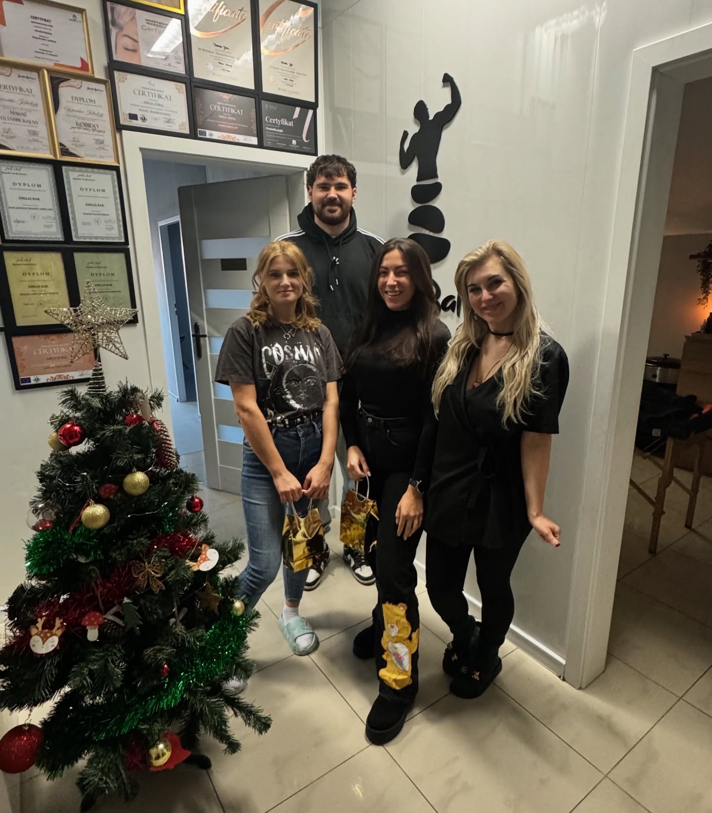 Kolejny rok za nami.
Zatrzymajmy się dziś na chwilę – z wdzięczności.❤️
Weronika @werka_masuje 🤍 Dominika @dominika_jagla 🤍 Szymon @szy_monjestem
Dziękuję Wam za to, że jesteście. Za serce, które wkładacie w swoją pracę. Za uważność, empatię i profesjonalizm, które czuć w każdej chwili spędzonej w studiu. To ogromny zaszczyt i prawdziwa przyjemność współpracować z tak wspaniałymi ludźmi.
Bardzo Was doceniam – nie tylko za umiejętności, ale za to, kim jesteście. Za atmosferę, którą tworzycie. Za wsparcie, lojalność i codzienną obecność. Jestem ogromnie wdzięczna, że idziemy tą drogą razem ✨
Jesteście nie tylko wyjątkowymi ludźmi ale również doskonałymi empatycznymi i najlepszymi w swoim fachu specjalistami! 🥹❤️
Wzajemny szacunek i pozytywna energia, wspieranie się nawet prywatnie, to klucz do tak wyjątkowej relacji w pracy ❤️
Jeszcze raz życzę Wam spokojnych, ciepłych Świąt pełnych bliskości i radości 🎄
oraz Nowego Roku pełnego zdrowia, spełnienia, wewnętrznego spokoju i marzeń, które naprawdę się realizują ✨💫
Dziękuję, że jesteście częścią tego miejsca i naszej wspólnej drogi 🤍
Emilka 🎄