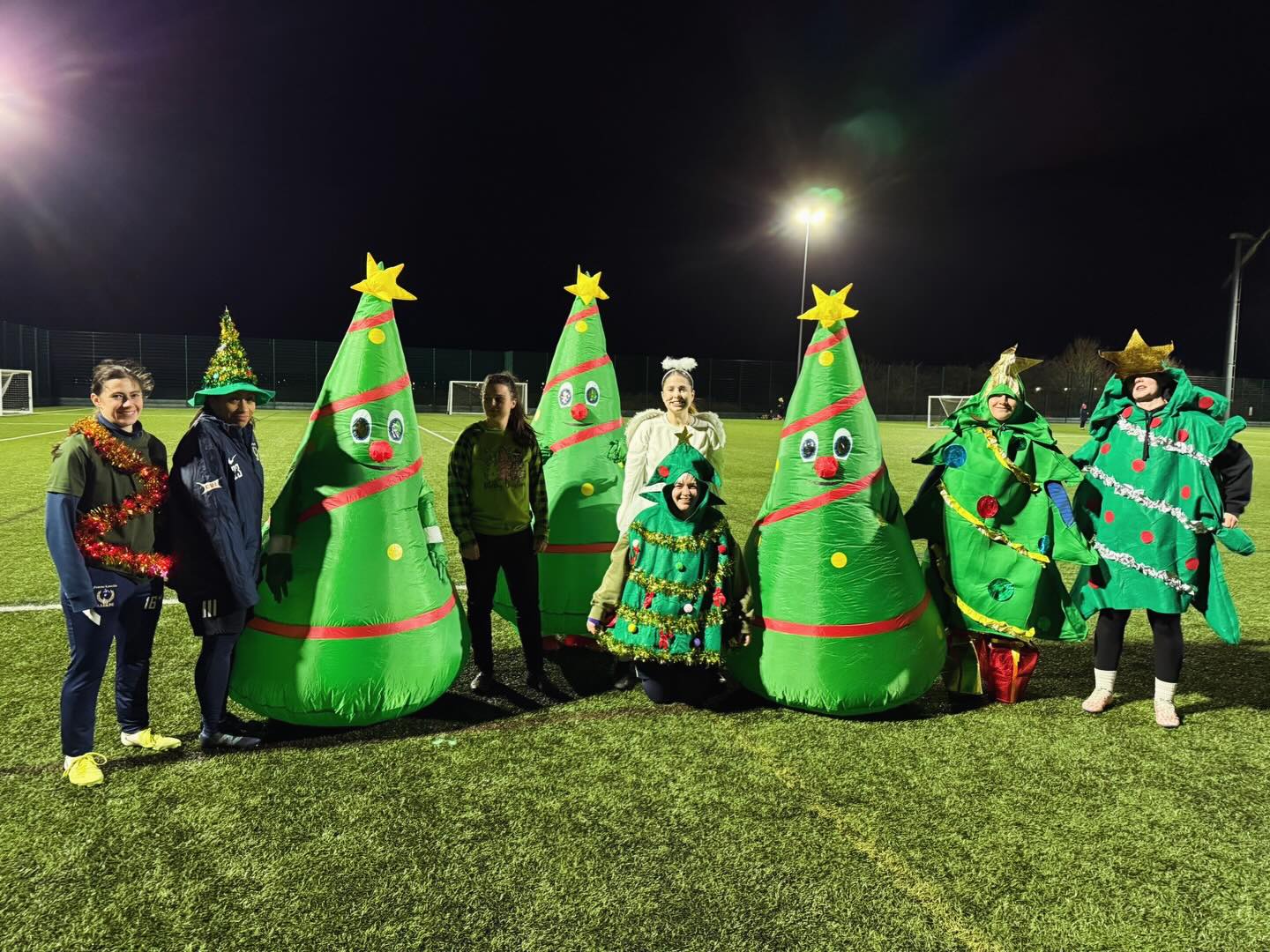 Last session of 2025 done…Team Grinch 😈 vs Team Christmas Tree 🎄
Festive fits, blindfolded assault courses, and absolute carnage to finish the year 💥
See you in 2026 👀⚽️