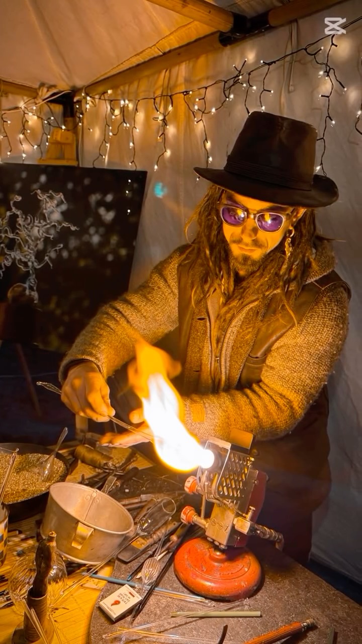 🔥 Flammende Schmiedeweihnacht in Ybbsitz (NÖ) 🎄
Absolute Empfehlung für die legendäre Schmiedemeile im nächsten Jahr – mit einem der schönsten Adventmärkte, die ich je erlebt habe. Feuer, Handwerk & echte Schmiedetradition – seit Jahrhunderten tief in Ybbsitz verwurzelt.
✨ Viel zu sehen für Jung & Alt. Gute Gespräche und einiges an Inspiration zum Schmieden = )
🎬 Das Video sagt mehr als tausend Grade.
#Schmiedeweihnacht #Ybbsitz #Schmiedemeile #Handwerk #FeuerUndEisen #Weihnachtsmarkt #Tradition #Inspiration #Bucketlist #Weihnachten #Advent