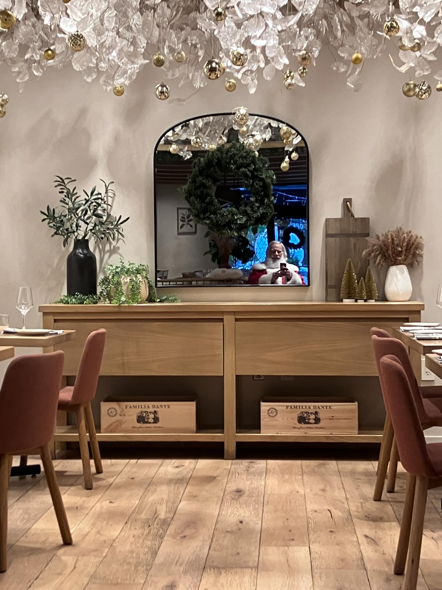 Time for a Sunday brunch with Santa in Colony Square. @serenapastificio