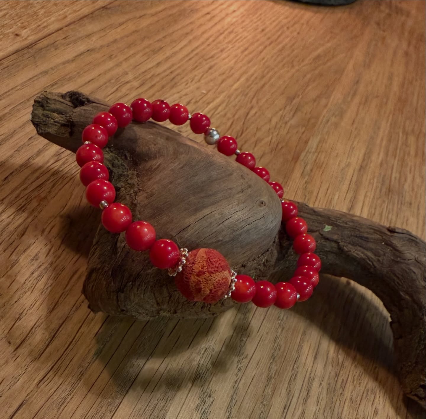 🔥 Bambuskoralle – ein Statement des Lebens 🔥
Sie trägt das Feuer des Ursprungs in sich.
Nicht laut. Aber unübersehbar.
Eine Energie, die erinnert:
Du darfst fühlen. Du darfst leben. Du darfst dich zeigen.
Die Bambuskoralle verbindet Meereskraft mit Erdung, Herzmut mit Standfestigkeit.
Für Zeiten des Wandels. Für Menschen mit Tiefe.
Für alle, die viel tragen – und trotzdem brennen wollen, ohne auszubrennen.
❤️ Erdung. Lebenskraft. Präsenz.
🔥 Wurzel- & Sakralchakra in Balance
🌊 Ahnenkraft & inneres Feuer vereint
Kein Schmuck.
Ein Begleiter.
Ein inneres Ja zum Leben.
✨ Spürst du den Ruf?
👉 Schreib mir „Bambus“ in die Kommentare oder per DM
👉 oder komm in meinen Telegram-Channel für mehr Seelenimpulse
Mitakuye Oyasin 🔥🌊