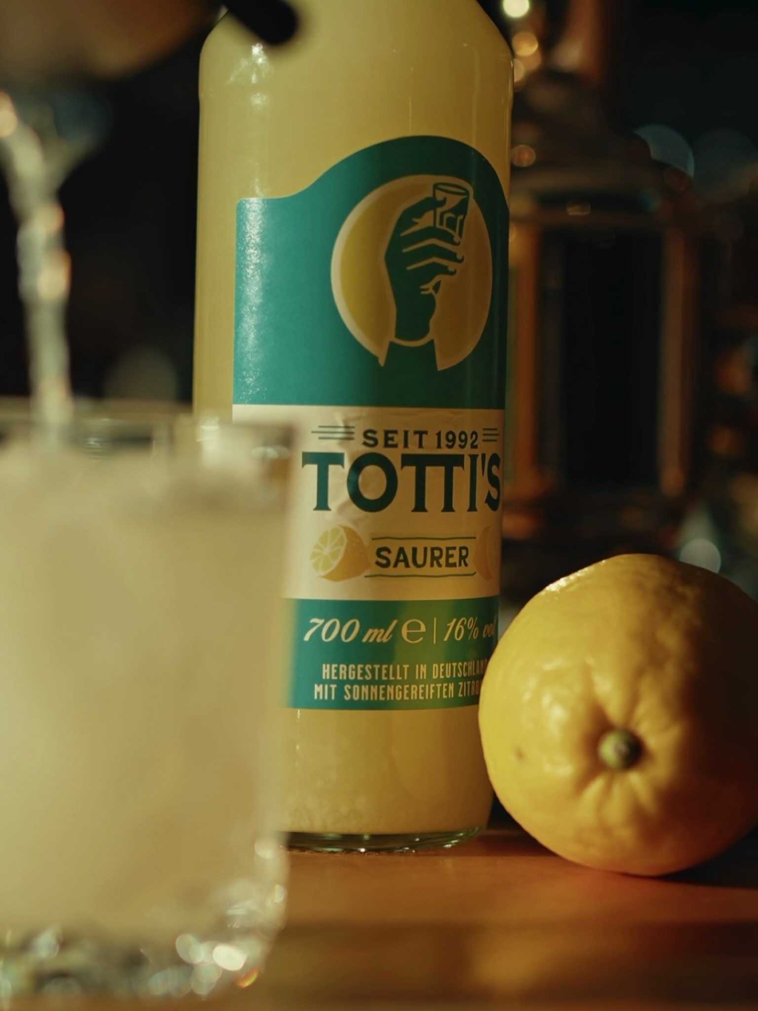 Sonne im Geschmack, Frische im Glas. 🍋✨
Totti’s Saurer. Seit 1992 ein Klassiker.
Bestelle jetzt online unter: www.tottisdrinks.de 🍋
#tottis #göttingen #DrinkResponsibly #vegan #madeingermany
Dieser Inhalt richtet sich ausschließlich an Personen über 18 Jahren.
Bitte Alkohol verantwortungsvoll konsumieren und nicht an Minderjährige weitergeben.