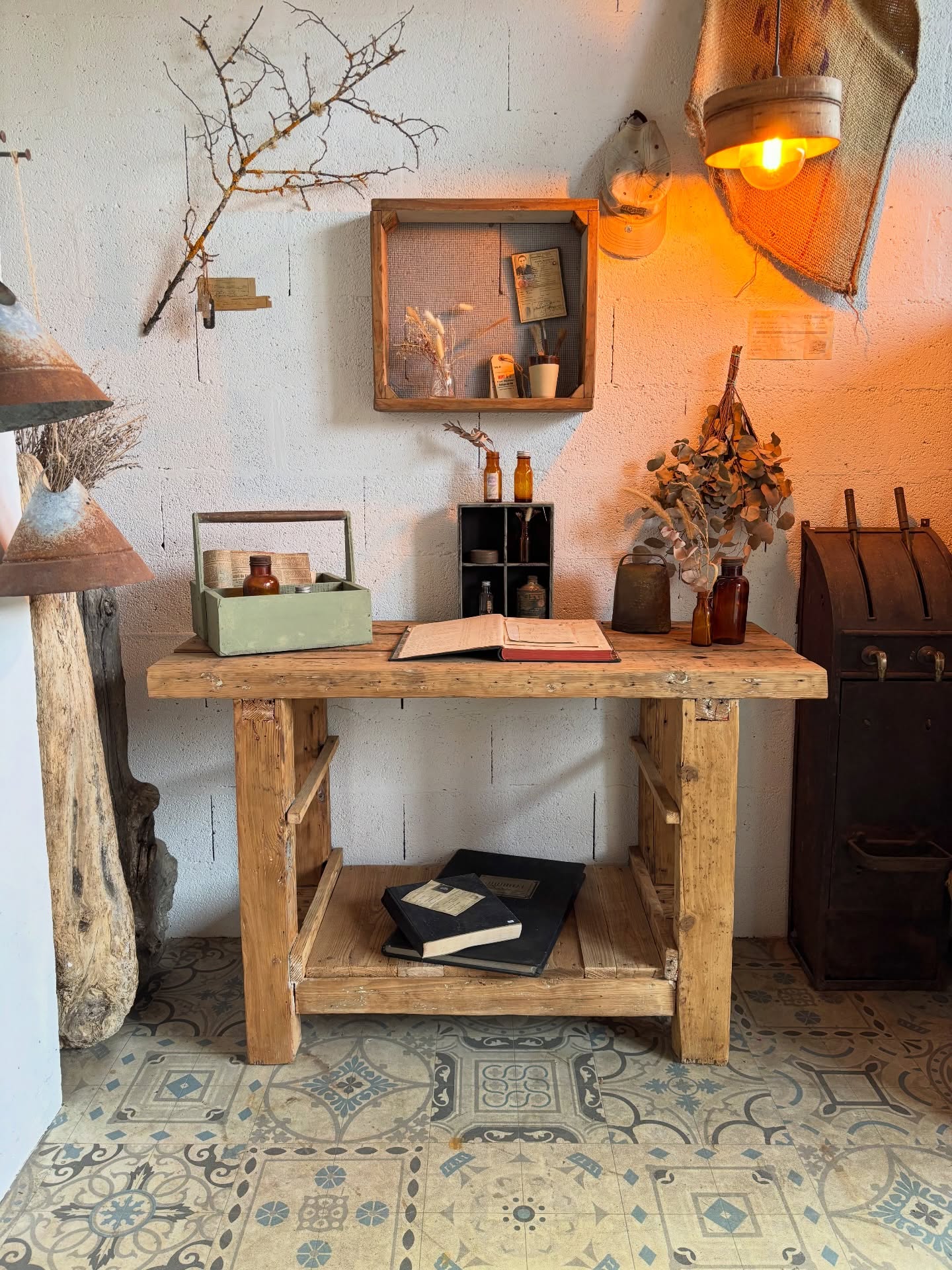 🧡 Table de métier - Établi
A détourner en meuble vasque, en bureau / table de travail, grand îlot central dans une cuisine…
Superbe pièce, réalisée à l’époque tout en bastaings en sapin massif
Dimensions : L 130 x P 54 x Ht 84 cm
Visible en boutique aux @pucesducanal et sur notre site (lien en bio)
www.woodson-interior.com
#etabli #brocante #etabliancien