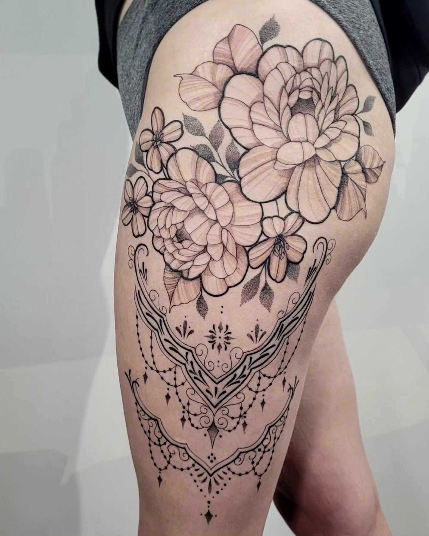 Absolutely in love with large scale this dripping thigh floral and ornamental! I adore the chance to really take up some space to flow and complement the area around the hips.
#ornamentaltattoo #peonytattoo #whipshading #floraltattoo #tattoo #tattooartist #abbotsfordtattooartist #fraservalleytattooartist #vancouvertattooartist #vancouverislandtattooartist #abbotsford #fraservalley #comoxvalley #courtenaybc #nanaimo #campbellriver #bc #canada #vancouvertattoo