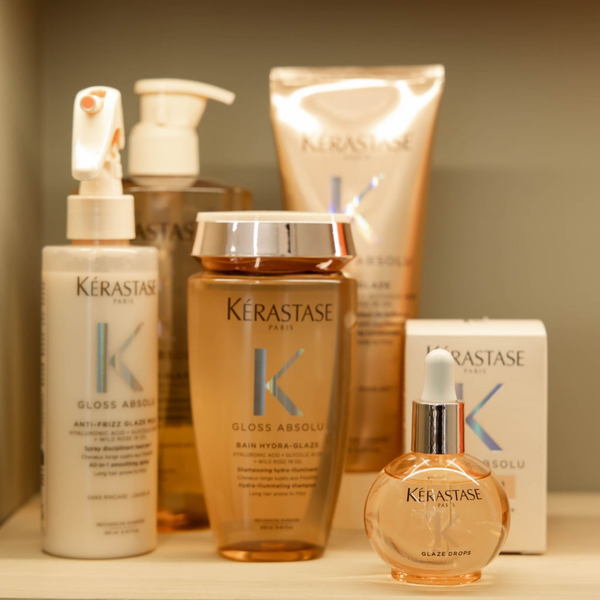 The Gloss Absolu technology is powered by advanced smoothing agents that align the hair fiber for an instant mirror-like shine. Its lightweight formula seals the cuticle, reduces frizz, and enhances light reflection without weighing hair down. The result is silky, fluid hair with long-lasting gloss ✨
The salon is open today and tomorrow, come stop by for those last minute sticking stuffers you know they’ll love 💕