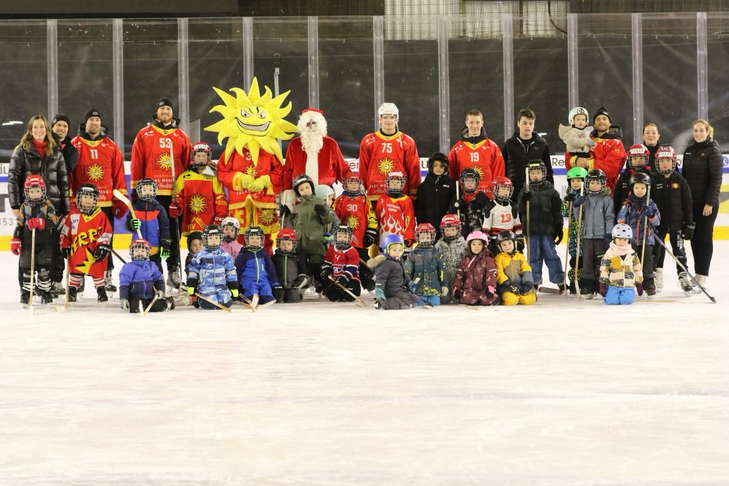 Saint-Nicolas de l’Ecole de Hockey :
Tout le monde était là pour fêter dignement le 6 décembre 🎅 ! Un Grand MERCI à Sunny, St-Nico, au comité, aux coachs et aux joueurs de la première équipe du @hcsierre. Les enfants les plus expérimentés ont pu enfin recevoir leur première canne de hockey 🏒.
#mouvementjuniorshcsierre #ecoledehockey #valaiswallis #sierre