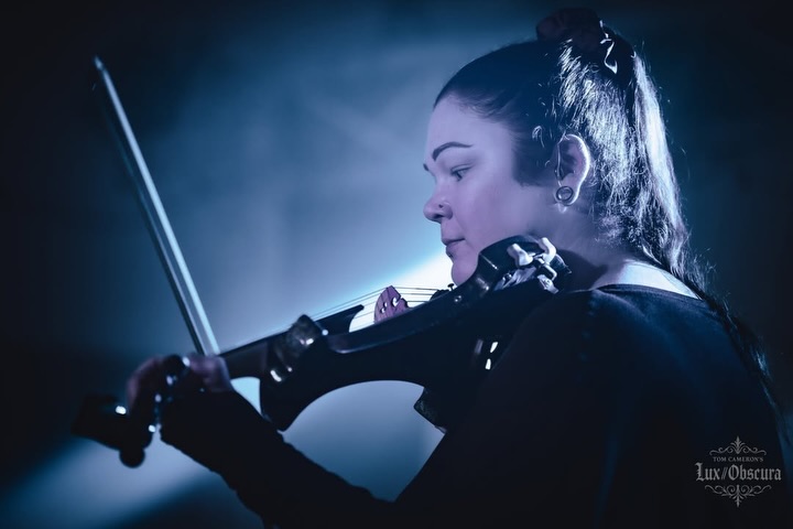 🎻⚡️🐉 Strings don’t behave.They ignite.
@samflinders of @bovidae.band on her Green Marble Custom Bridge Dragon Aquila Electric Violin. Where heavy metal, classical and jazz collide and something entirely new is born.
Captured live at @aoniafest
📸 Repost from @tom_camerons_lux_obscura
🎻💚