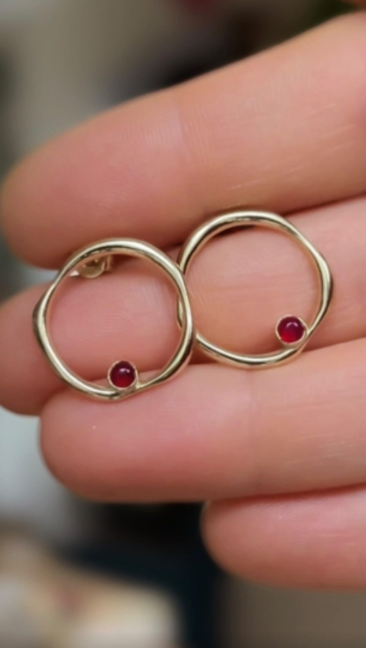 Najmocniej inspirują mnie kobiety-ich siła, wrażliwość, sposób w jaki postrzegają świat i same mu się pokazują.
Totalnie rozczulają mnie jednak faceci.
Z reguły na początku rozmowy są oficjalni, kiedy jednak zaczynają opowiadać o swoich partnerkach i żonach, dla których szukają biżuterii, zawsze zadziwiają mnie zestawem cech i elementów, które w nich dostrzegają. Często opowiadają o pozornych drobnostkach, które ostatecznie tworzą ich wyjątkowość. Zawsze chwyta mnie to mocno za serce.
Wzrusz i tym razem.
A efekt moich prac? Oceńcie sami.
#prezentdlaniej #bizuterianaprezent #prezentytorun #bizuteriatorun #zlotekolczyki