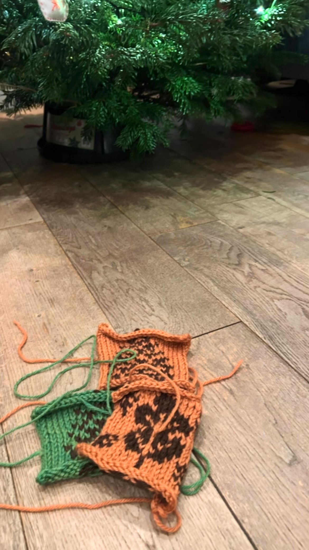 Better late than never my November #yearbypiece square is finished!
I’m saving the December square to knit over Christmas once my gift knitting is finished