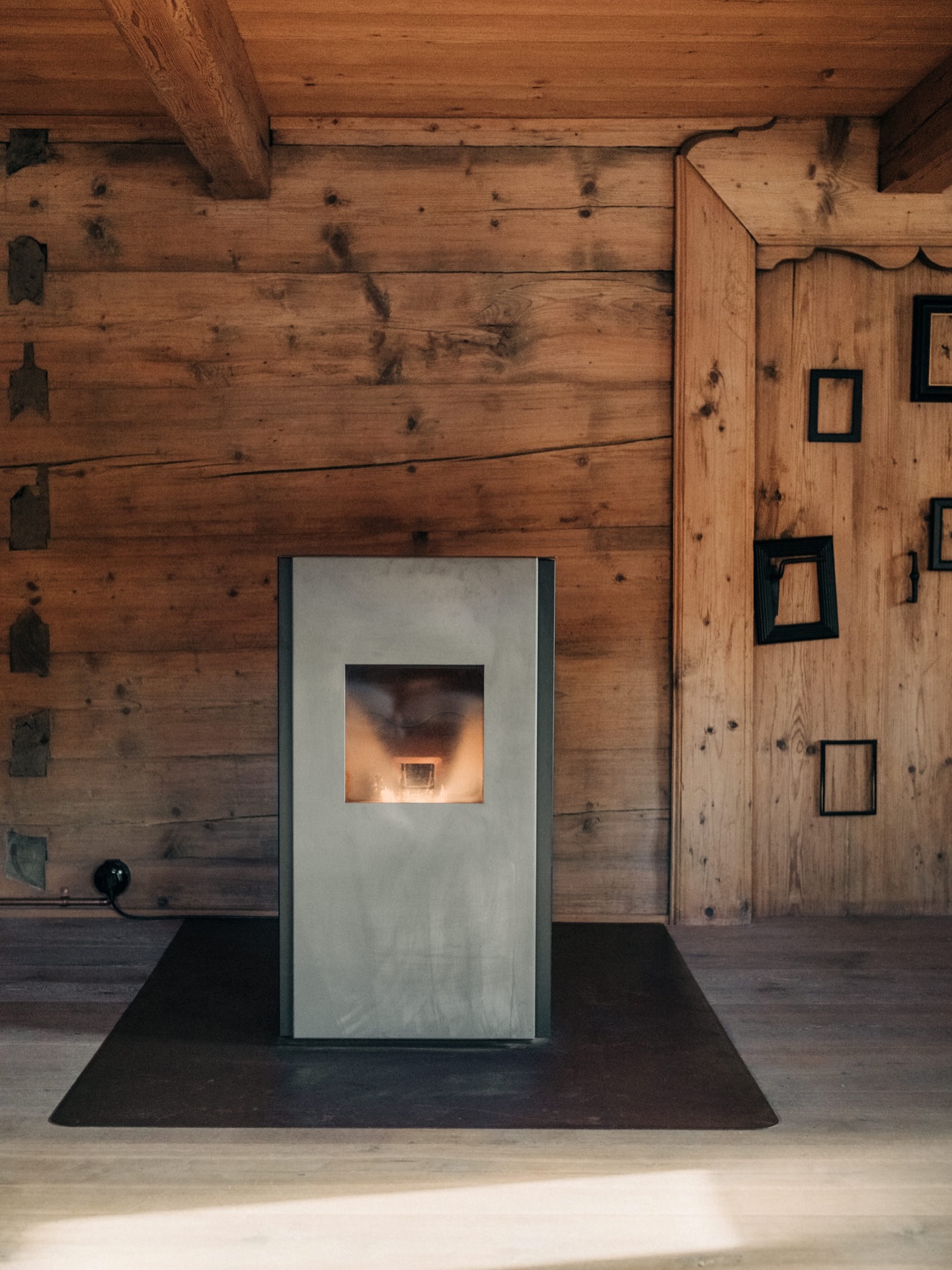 Hier knarrt nicht nur das Holz.
Hier beginnt das Ankommen.
Alte Türen, neuer Kamin. Echte Spuren.
Kein Chichi – nur Wärme, Ruhe und dieses Gefühl, dass die Zeit plötzlich langsamer läuft.
Ein Ort, der nichts will außer dich bleiben lassen.
Ein Glas Wein. Ein Wochenende ohne Plan.
Und am liebsten ein bisschen länger.
Das Bauernchalet ist kein Urlaubsort.
Es ist ein Gefühl, das man nicht mehr loswird.
👉 Buch dir deine Auszeit. Jetzt.
#bauernchalet #slowdown #hideaway #chaletliebe #rusticluxury #sehnsuchtsort #ferienhaus #zeitfürdich