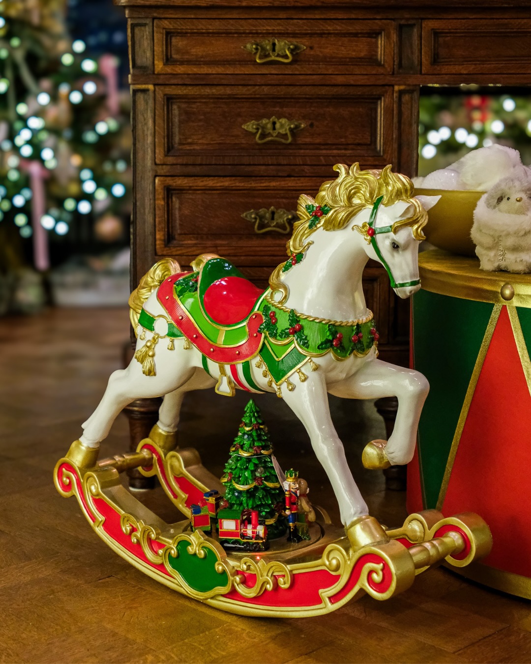 Een statement piece in je interieur? Weโve got you covered. ๐
Bij XMAS by Jan vind je unieke decoratiestukken zoals prachtige herten, elegante ijsberen en andere blikvangers die voor extra aandacht zorgen bij jouw thuis. Dit zijn geen gewone decoraties, maar echte kunstobjecten die sfeer, luxe en persoonlijkheid toevoegen aan een ruimte.
Perfect als centerpiece in de woonkamer, inkomhal of naast de kerstboom. ๐
Wil jij dit jaar echt indruk maken? Ontdek onze exclusieve collectie en kies jouw showstopper. โจ
XMAS by Jan - ๐๐ซ๐๐๐ญ๐ข๐ง๐ ๐๐ก๐ซ๐ข๐ฌ๐ญ๐ฆ๐๐ฌ ๐๐ญ ๐๐จ๐ฎ๐ซ ๐๐จ๐ฆ๐
โฃ
๐Luxe kerst pop-up in hartje Turnhout
๐ Exclusieve kerstdecoratie voor de mooiste tijd van het jaar
โจ Goodwill, EDG, Gisela Graham, Holiball, Tru-Tone & Vintaglo