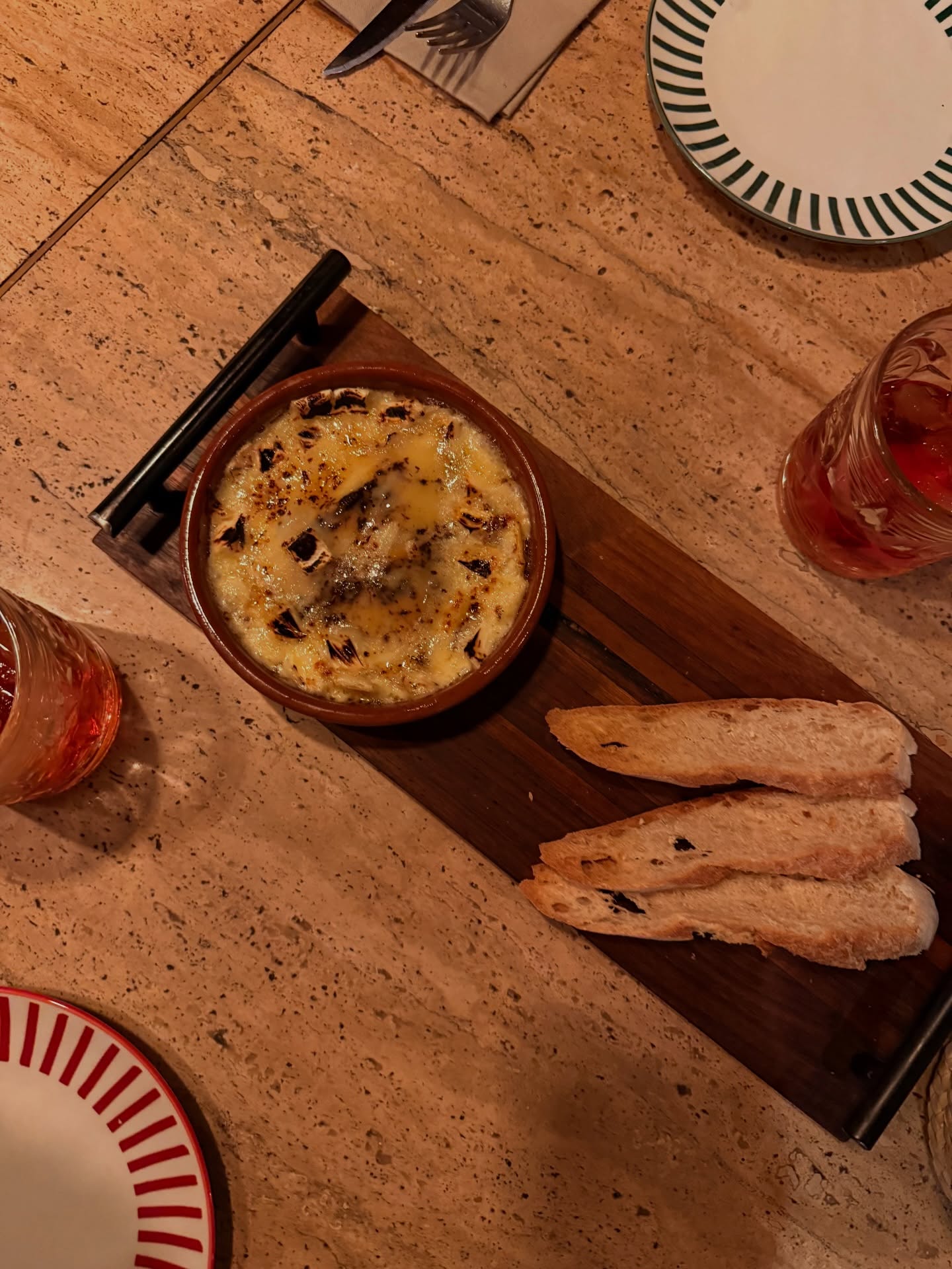 Certains plaisirs ont un parfum de fin d’année et le brie à la truffe en fait clairement partie !! 🤩 #palette #truffe #restaurantmarrakech #marrakeshrestaurant #finefood