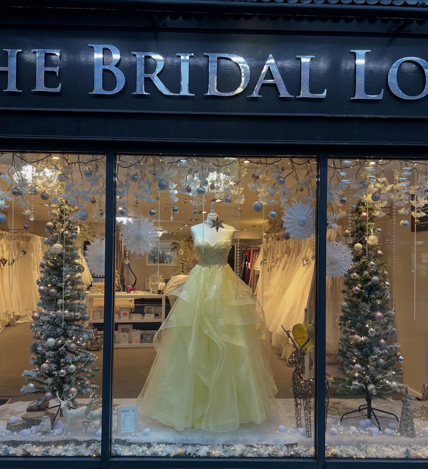 Lovely lemon features in our window display this week โฆ girls, book your prom appointment for January now!! ๐๐
This stunning dress is ยฃ445 and also available in baby pink and pale blue ๐๐ป
#thebridalloungenewcastleunderlyme #prom #promdress #prom2026 #promshop #promshopping #promseason #lemonpromdress