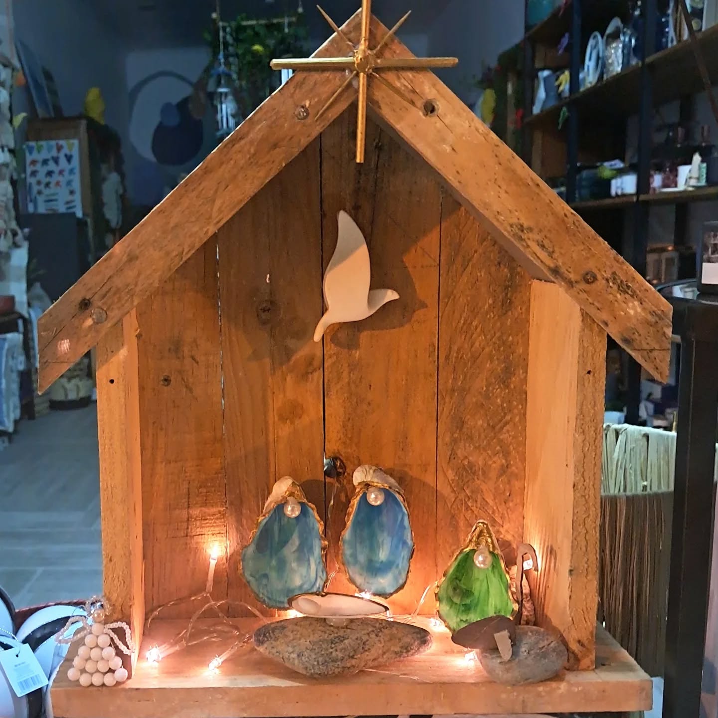 ✨🎄 For the second year in a row, we are proud to take part in the Portimão Christmas Window Competition.
This year, one of the requirements was a Nativity Scene — and we couldn’t imagine doing it any other way than inspired by what defines us: the sea 🌊
Living and working by the ocean, and with Mar in our name, we created a nativity using shells, recycled wood and natural materials, celebrating both Christmas and our connection to the coast.
A small handmade piece, made with love, respect for nature and a lot of heart 🤍
If you’re passing by, come and see it in person.
@jfportimao @portimaooficial
#Portimão
#NatalEmPortimão
#MontrasDeNatal
#MarInteriors
#InspiradoNoMar