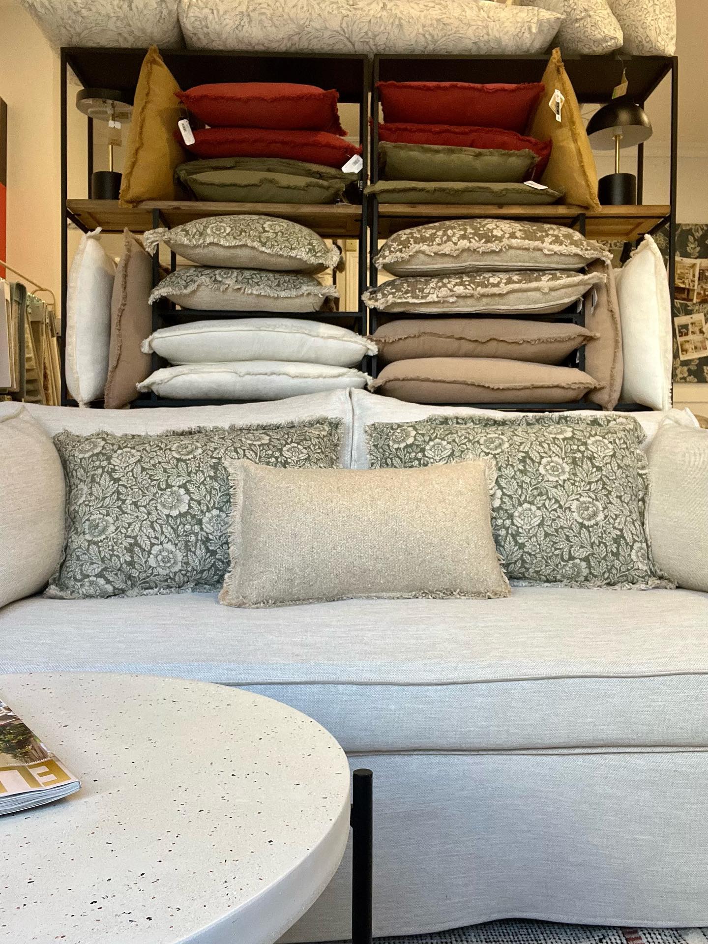 Tienes ya tu carta de regalos para Navidad 🎁?
Aquí te propongo una selección de textiles para regalar o regalarte!
Con nuestros packs puedes obtener descuentos y un detalle de parte de #livinglavidadeco
Recuerda: Calle Bronce 35 - Local 7 28045 Madrid
Gracias por apoyar el negocio local!
#deco #textiles #iluminacion #decoracion