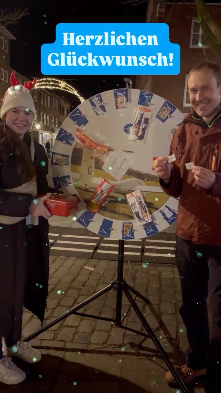 🎄✨ Gewinnerbekanntgabe – Weihnachtsmarkt Goch ✨🎄
Am vergangenen Wochenende habt ihr auf dem Weihnachtsmarkt in Goch fleißig an unserem Glücksrad gedreht – vielen Dank für die tolle Teilnahme!
Unter allen Teilnehmenden, die im Lostopf für den Hauptgewinn gelandet sind, haben wir nun zwei Gewinner ausgelost 🥳✈️
🏆 Gewinn 1: Motorflug-Rundflug
🏆 Gewinn 2: Segelflug-Rundflug
🎟️ Die Gewinnnummern sind:
Motorflug-Rundflug: Nummer 73
Segelflug-Rundflug: Nummer 196
👉 Die Gewinner mit diesen Nummern melden sich bitte per E-Mail bei Jugendleiter@lsv-goch.de
Wir freuen uns darauf, euch bald in der Luft begrüßen zu dürfen und bedanken uns bei allen, die mitgemacht haben!
Euer LSV Goch