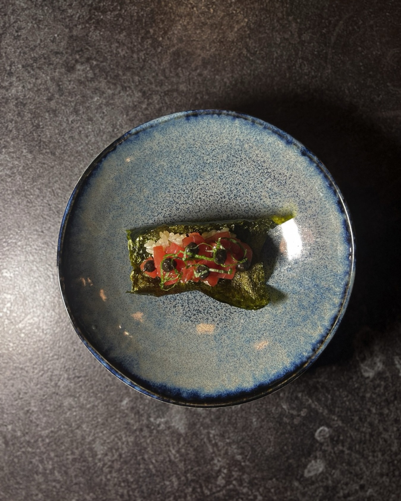 Temaki de Atún & nori brasa
Tuna temaki with charcoal-grilled nori
炙り海苔で包む、鮪の手巻き
#sushi #temaki #maguro #ABURI #炙り