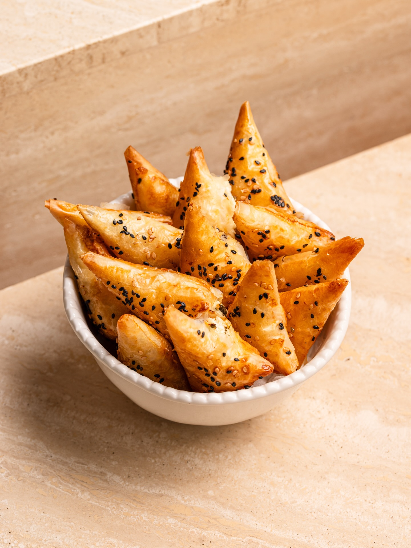 🕺🏻MINI FEUILLETÉS, et l’apéro devient parfait!
On les fait un par un, pliés à la main, avec de la pate filo et dans nos 5 garnitures maison:
🎅🏻Édition des Fêtes : dinde, figues de Kalamata, noix
🧀Féta AOP
🌿Épinards & féta AOP
🫒Olives de Kalamata
🍖Boeuf mijoté
Dates limites de commande:
Le 20/12 à 20h pour un retrait au 24/12
Le 27/12 à 20h pour un retrait au 31/12
Ouverture exceptionnelle le dimanche 21 décembre.
📷 @thetravelbuds
#evievane #faitmaison #traiteurgrec #greekfood #tyropita #spanakopita #eliopita #kreatopita