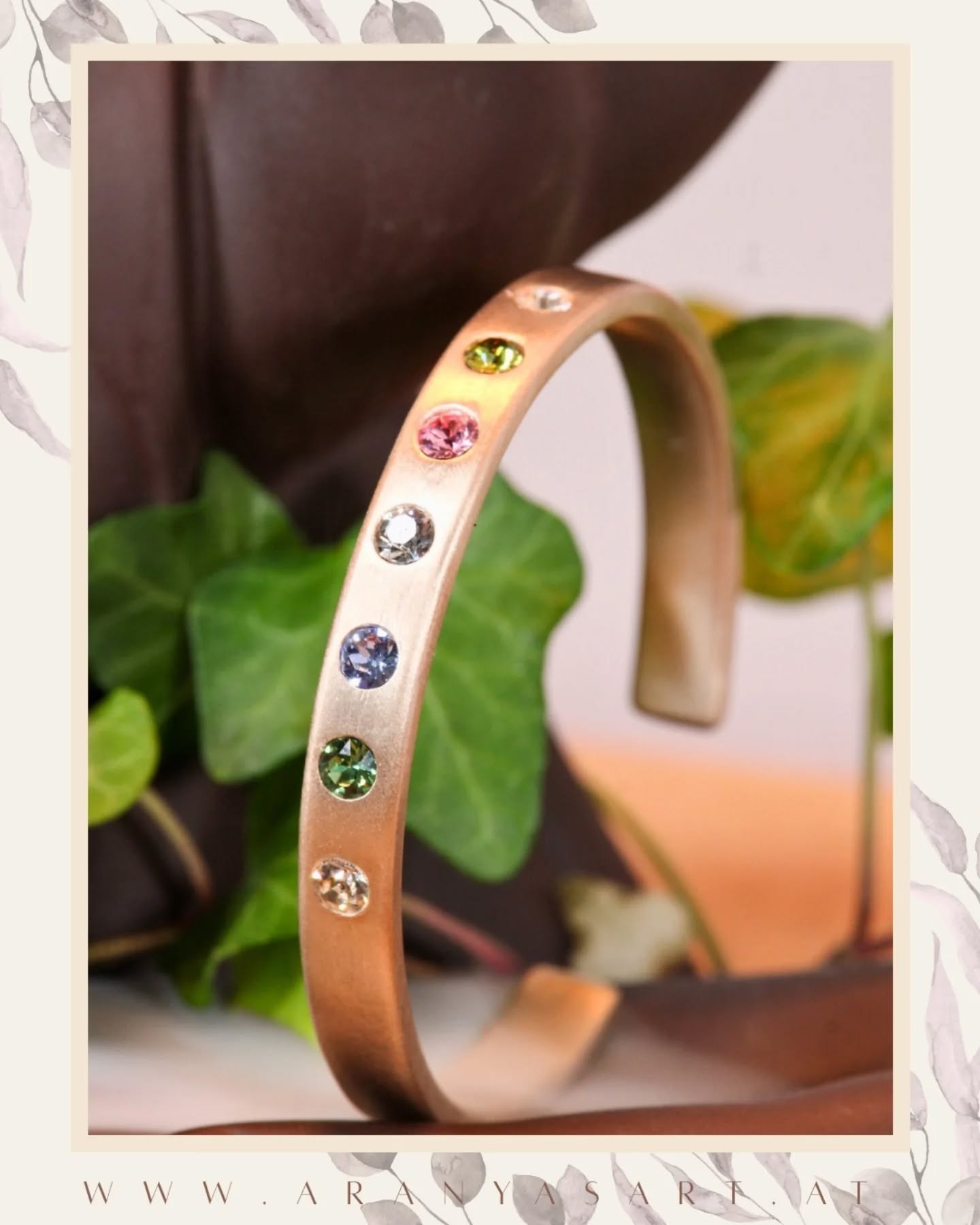 ✨Einen wunderschönen guten Morgen ✨
Wie die Zeit vergeht 😅 heute öffnen wir schon das 15te Türchen 🤗
Ich hab euch meinen Aurora Armreif darin versteckt ✨💛💚🩵🤍🩷✨ im 🌈 Design.
Jeden Armreif fertige ich auf Bestellung nach Maß, daher können auch die Farben der Swarovski Kristalle von einer ganzen Farbpalette frei gewählt werden. ☺️auf diesem Bild seht ihr die Regenbogen Ausführung 🌈
Der Armreif besteht aus hochwertigem Messing, frei von Schwermetallen und wird in vielen aufwendigen Arbeitsschritten individuell für dich angepasst.
Ich persönlich habe mir auch einen gemacht, der mich seither täglich begleitet. 🥰🩷🤍💛🩵💚🥰
Warum ich mich für Messing entschieden habe? Ich verrate es dir ☺️ Messing ist Nachhaltigkeit, langlebig, bekommt mit der Zeit eine wunderschöne Patina und ist frei von Schwermetallen so wie super gut verträglich bei empfindlicher Haut.
Hast du gewusst das Messing auch antibakteriell ist?
Wie ist es bei dir? Trägst du auch Messingschmuck? Schreib mir doch in den Kommentaren 🤗✨
So nun wünsche ich dir einen guten Start in die neue Woche ✨🌄
Herzliche Grüße
Katharina
@aranyasart
#aurora #aranyasArt #messingschmuck