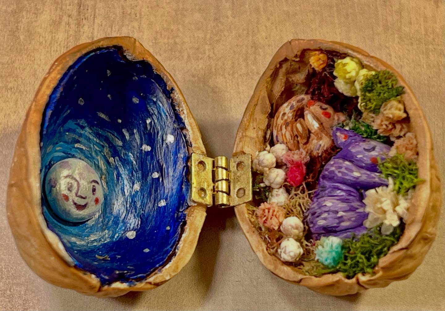 Cozy miniature moments 🌝 My favorite to make for winter vibes: woodland animals cuddling up together in their tiny whimsical walnut shell world. Available in my Etsy shop with 25% off!✨
#walnutshellminiature #miniatureart #fairydiorama #wintervibes #cozyminiatures #etsyshop #handmadecrafts #tinyworlds #whimsicalart #collectibleminiatures#cottagecorevibe#etsyhandmadewithlove