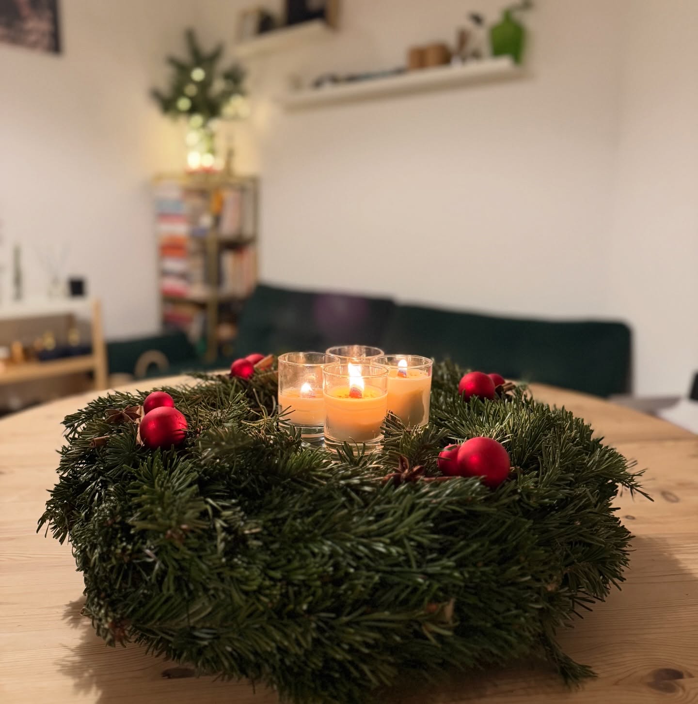 ✨ Vierter Advent – Das Licht vollendet sich ✨
Mit der vierten Kerze schließt sich der Kreis.
Vier Flammen, vier Essenzen:
🕯 Hoffnung
Das erste, leise Aufleuchten im Herzen.
🕯🕯 Frieden
Ein stilles Licht, das die Seele glättet.
🕯🕯🕯 Freude
Ein warmes Strahlen, das Räume und Gedanken weicher macht.
🕯🕯🕯🕯 Liebe
Das klare, tiefe Leuchten, das bleibt.
Heute brennen alle vier.
Und plötzlich wird es ruhig. Voll.
Wie ein Moment, in dem alles an seinen Platz fällt.
#arnacandles #4advent🕯🕯🕯🕯 #hoffnung #frieden #freude #liebe #ravensburg