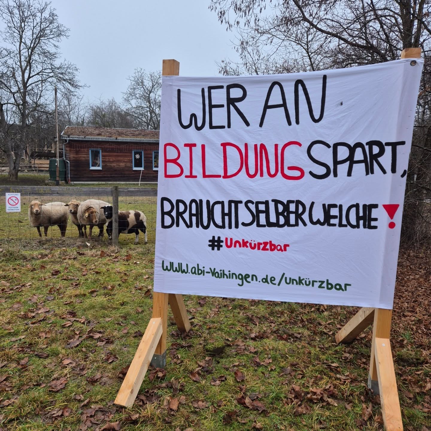 Ich sitze hier und ringe um Worte.
Dabei ist es eigentlich ganz klar:
Die Offene Kinder- und Jugendarbeit ist ein Grundpfeiler unserer demokratischen und sozialen Zukunft.
Hier lernen junge Menschen, Verantwortung zu übernehmen, Konflikte zu lösen, Vielfalt zu leben und ihre eigenen Stärken zu entdecken.
Und trotzdem soll hier gespart werden.
„Es geht nicht anders“, sagen Politiker*innen – und nehmen dabei bewusst in Kauf, dass Kinder und Jugendliche weniger Chancen, weniger Orientierung und weniger Halt bekommen.
Eins muss klar sein:
Wenn wir wollen, dass unsere Gesellschaft morgen stark, solidarisch und zukunftsfähig ist, darf bei Kinder- und Jugendarbeit nicht gespart werden.
👉 Deshalb: Macht euch stark für Bildung und Kultur in Stuttgart!
Schreibt den politischen Parteien und euren Vertreter*innen vor Ort.
Teilt eure Erfahrungen, eure Geschichten und warum Offene Kinder- und Jugendarbeit wichtig ist – für euch, für andere, für uns alle.
Alle Infos und Kontaktadressen findet ihr hier:
🌐 www.abi-vaihingen.de/unkürzbar
#abenteuerspielplatz #stuttgart #vaihingen #unkürzbar #bildungistzukunft #kürzungen #offenekinderundjugendarbeit #bildungundkultur