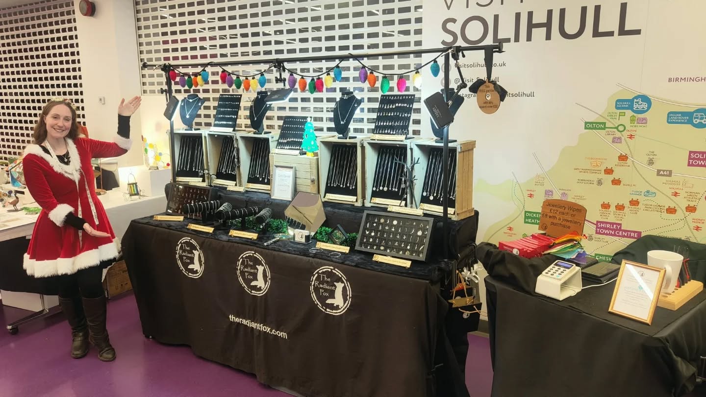 Ta da! The last set up of 2025. Here today from 11 am until 5 pm with @solihullartsmarkets at The Core, Theatre in Solihull (@coretheatresol )
Don't forget, if you cannot make it, there is always the website www.theradiantfox.com to pick up some last minute gifts... ps... If you let me know their name on the order, I will also gift wrap it ready to pop straight under the tree, ready for gifting. 😉
#theradiantfox #sterlingsilverjewellery #solihullartsmarkets #thecoretheatresol #lastminutegifting