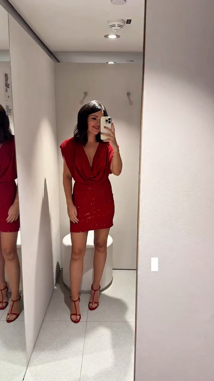 Csillogó szettek a Zara-ból, nekem most ezek tetszettek a legjobban az ünnepi kollekcióból. ✨🎄 Kíváncsi vagyok a Ti véleményetekre is!😘
#zarahaul #zarautfits #festiveoutfits #personalshopper #wardrobestylist