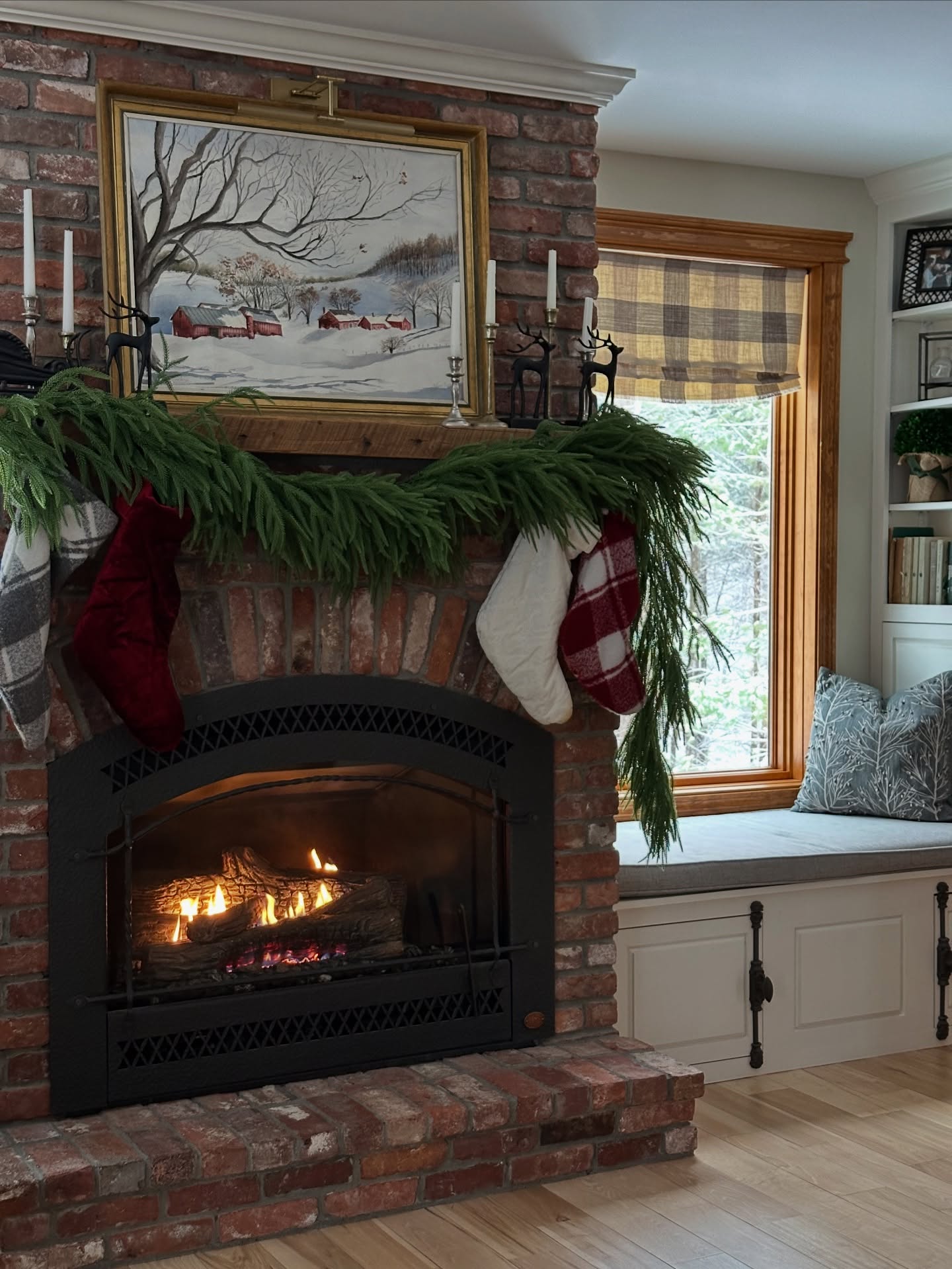 Merry Christmas!!!
.
#christmasdesign #christmashomedecor #christmasfireplace #christmasmantle #holidayhomestyle