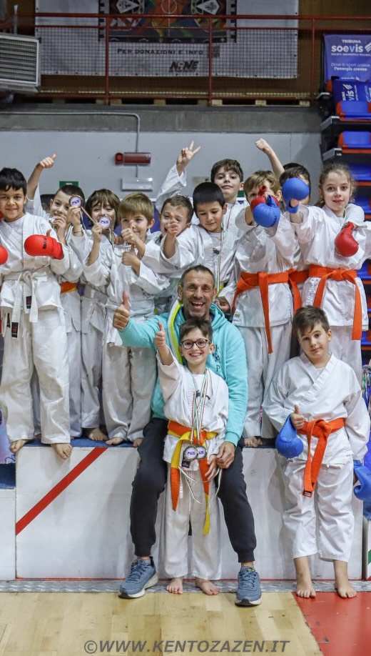 Sabato 13 dicembre 2025 Castellanza.
2^ edizione CHRISTMAS CUP 🇮🇹💪
Abbiamo svolto e ospitato una competizione, che mirava al divertimento e alla crescita dei piccoli atleti.
Le categorie presenti in gara, hanno dimostrato grandi abilità e competenze, partendo dai più piccolini, con lo pratica di percorsi e palloncino.
Per poi arrivare ai più grandi, con lo svolgimento del kumite sperimentale e i veri e propri stili definitivi che, andranno a scegliere con la loro crescita.
Come sempre ringraziamo tutti i genitori, tutte le famiglie presenti e i tecnici per il loro supporto.
Il KEN TO ZAZEN, vi augura Buone feste e un felice anno nuovo, ricco di soddisfazioni e salute.
AD MAIORA SEMPER
#kentozazenlimbiate#karate#natale#bambini#felicità#fijlkamlombardia