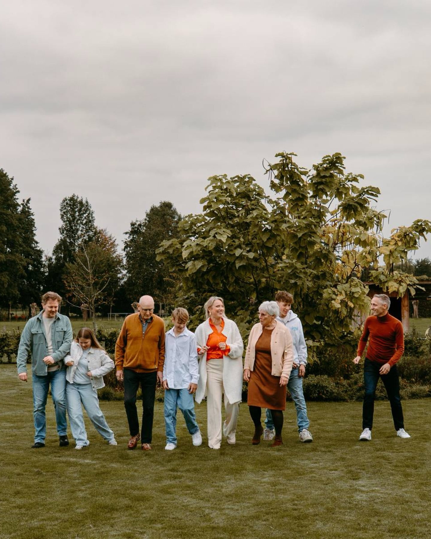 Het leven wacht niet tot alles perfect is.
Waarom zouden jullie dat wel doen?
Geef die fotoshoot cadeau.
Voor foto’s van jullie samen.
Precies zoals het nu voelt.