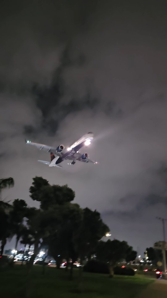Saturday nights hit different at LAX. 🛬🌙
.
🏷 #deltaairlines #boeing757 #757 #757200 #boeing757lovers #landing #lax #laxairport #airportvibes #airtravel #flydeltajets #planespotting #avgeek