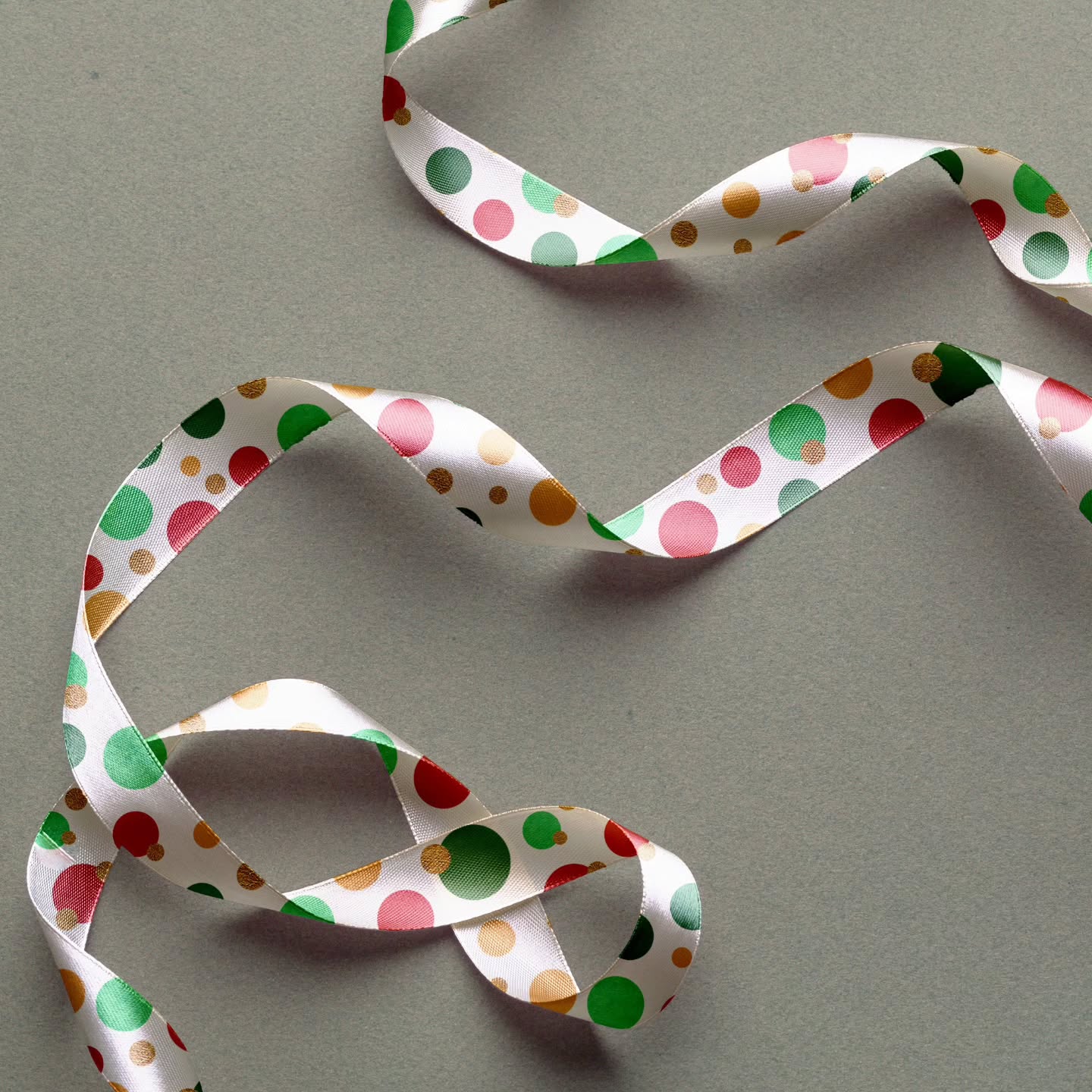 Playful dots, festive vibes, and a little sparkle in between ✨
Because joy doesn’t need to be complicated—just perfectly scattered.
#surfacepattern #patterndesigner #christmasdecor #surfacepatterndesign #patternobserver #polkadots #dots #textiledesign #mockups #ribbon #mugs #phonecases #pattern #surfacepatterncommunity