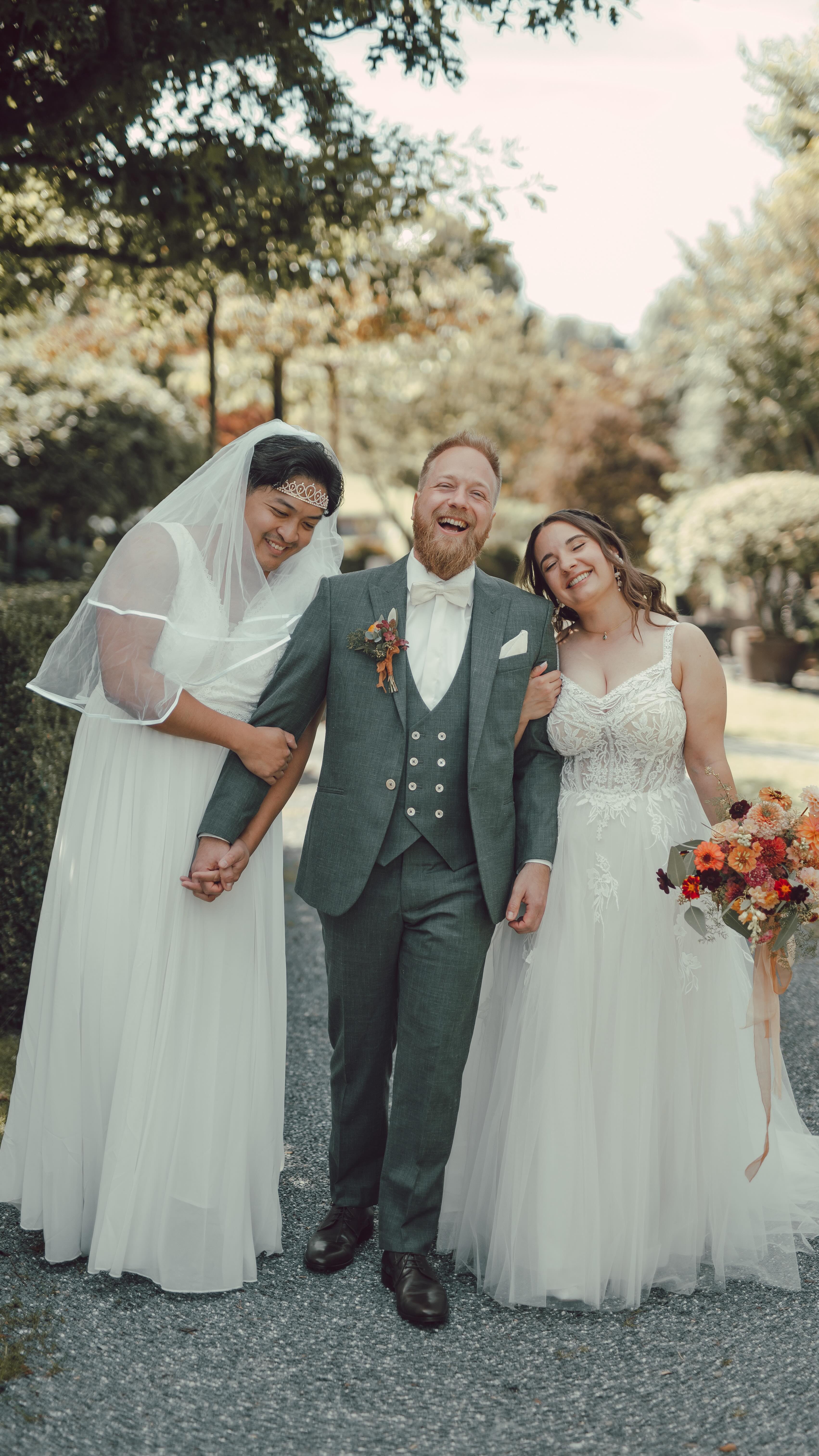 Schon ganz viele Reels online gesehen, doch noch nie durfte ich das selbst erleben😂
•
Happy Sunday wünsch ich allen😘
•
#wedding#funny#groomsmen#bride#havingfuntogether #weddingphotographers #hochzeitsfotografie #oarsandbeanies #midwestlovestories #twosecretvows #emotionsurfers #messyhairanddirtyboots #authenticlovemag #loveandwildhearts
•
@rolandtruongfotografie @natiwelli