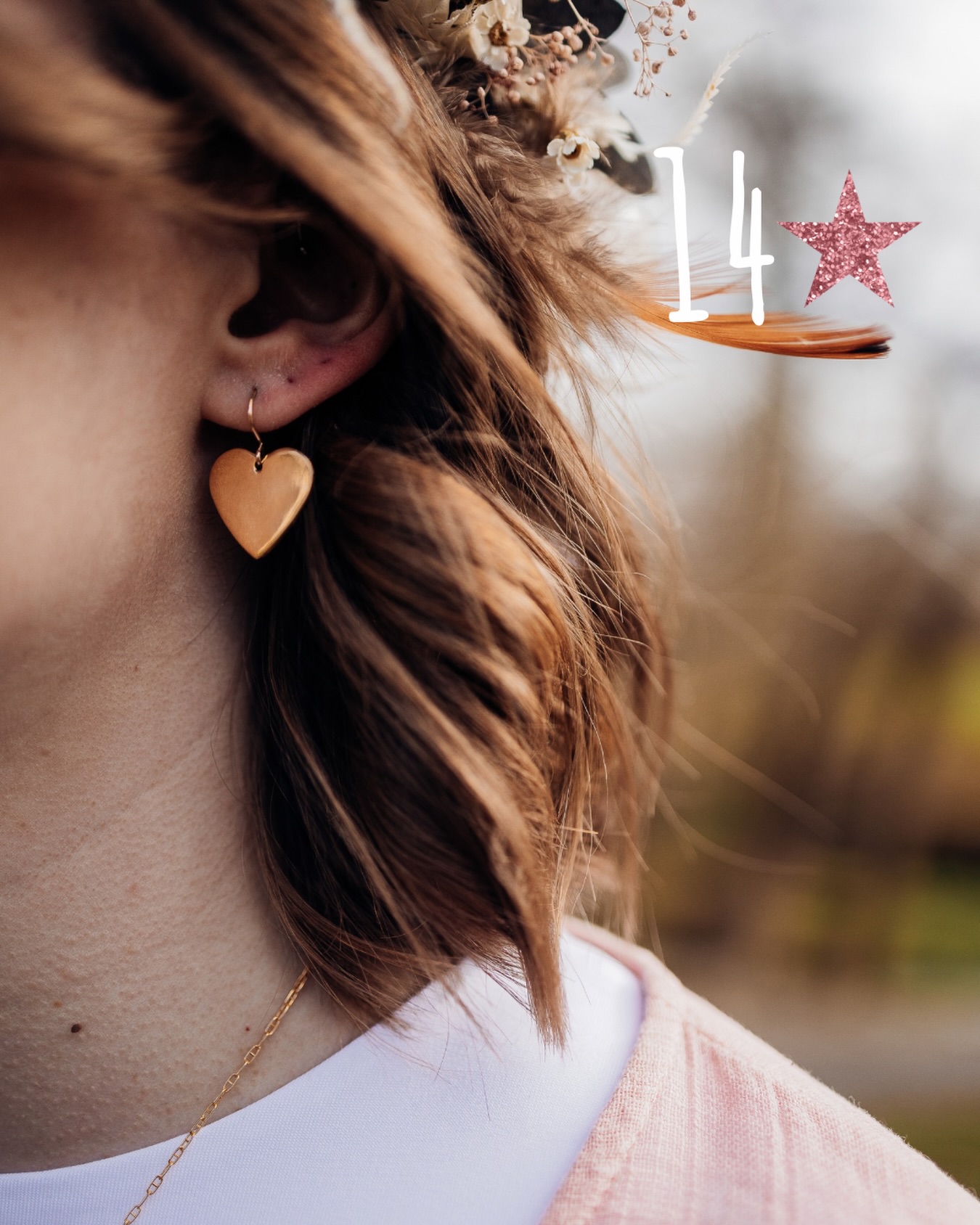 💕Aujourd’hui j’ai glissé un secret dans la case…
Les boucles Cœur, ce sont ces petites touches d’éclat qui racontent la tendresse mieux qu’un long discours.
Légères, fines, lumineuses : un symbole simple mais universel.
Parce que le cœur n’est pas qu’une forme, c’est un geste.
Un sourire partagé. Un regard qui s’attarde. Un “je tiens à toi” glissé en délicatesse.
Et à Noël, quand tout scintille un peu plus que d’habitude, ces boucles deviennent presque des porte-bonheur :
de petites étincelles d’affection à offrir, à recevoir, ou à garder près de soi.
Pour celles qui aiment aimer,
pour celles qui aiment être aimées,
ou pour celles qui veulent juste rappeler au monde
que l’amour ça se porte dans le coeur… et sur soi aussi!
Alors, ce Noël, tu les portes pour qui ? Pour toi, peut-être ? 💬