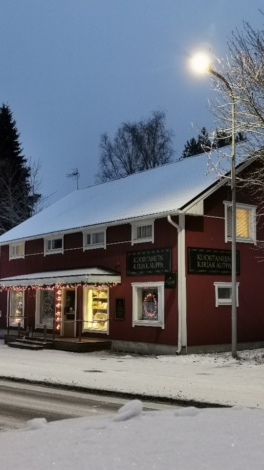 ✨Oletko huomannut kuinka lähellä joulu jo on? ✨
Jos olet suunnitellut ostavasi/tilaavasi jonkun tietyn kirjan joululahjaksi, niin nyt on sen aika🎁
Hyllyt tyhjenevät, painokset loppuvat, toimitukset saattavat viivästyä.
Nyt alkaa olla viimeiset ajat tehdä lahjakirjavaraus jos kirja menee tilaukseen. Ensi tiistai on viimeinen kirjatilauspäivä ennen joulua, eli toimi mahdollisimman pian 😉
Hyllyistä löytyy toki kirjoja moneen makuun ja lahjapaketteja tehdään aatonaattoon saakka🤶
Kiitos kun tuet pientä Kirjakauppaa Kuortaneellla ❤️ Ostos pienyritykseltä ei ole vain tuote, se on tuki palvelujen säilymiselle paikkakunnalla. Jokainen ostos on tärkeä 🌹 Tervetuloa🤶
#kuortane #kuortaneenkirjakauppa