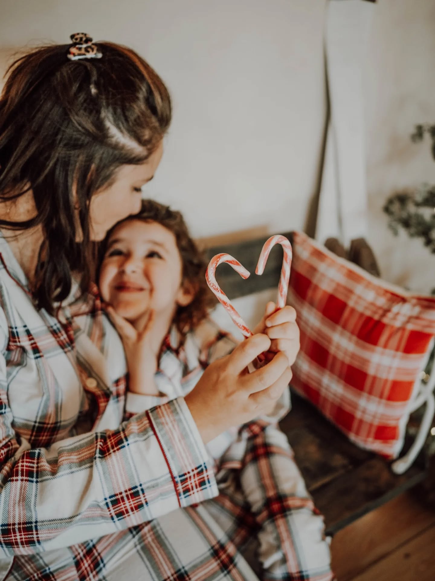Un soir de décembre....
La maison est calme. Les lumières du sapin scintillent doucement.
On ouvre un petit pochon, on ferme les yeux…
À l’intérieur, de petits tirages, comme des messages déposés là au bon moment.
Un mot pour rassurer.
Un symbole pour guider.
Un instant rien qu’à soi, au cœur de l’hiver.
Ce n’est pas “juste” un cadeau de Noël.
C’est un rituel, une pause, une attention pleine de sens.
À offrir à quelqu’un qu’on aime… ou à soi-même
Parce que parfois, le plus beau cadeau, c’est ce qui se ressent.
#ideecadeau #cadeaunoel #noelmagique
#rituel #tirages #pochon #slowchristmas
#cadeauartisanal #ideecadeaunoel #magiedenoel
#photographie #bienetre #momentpoursoi
