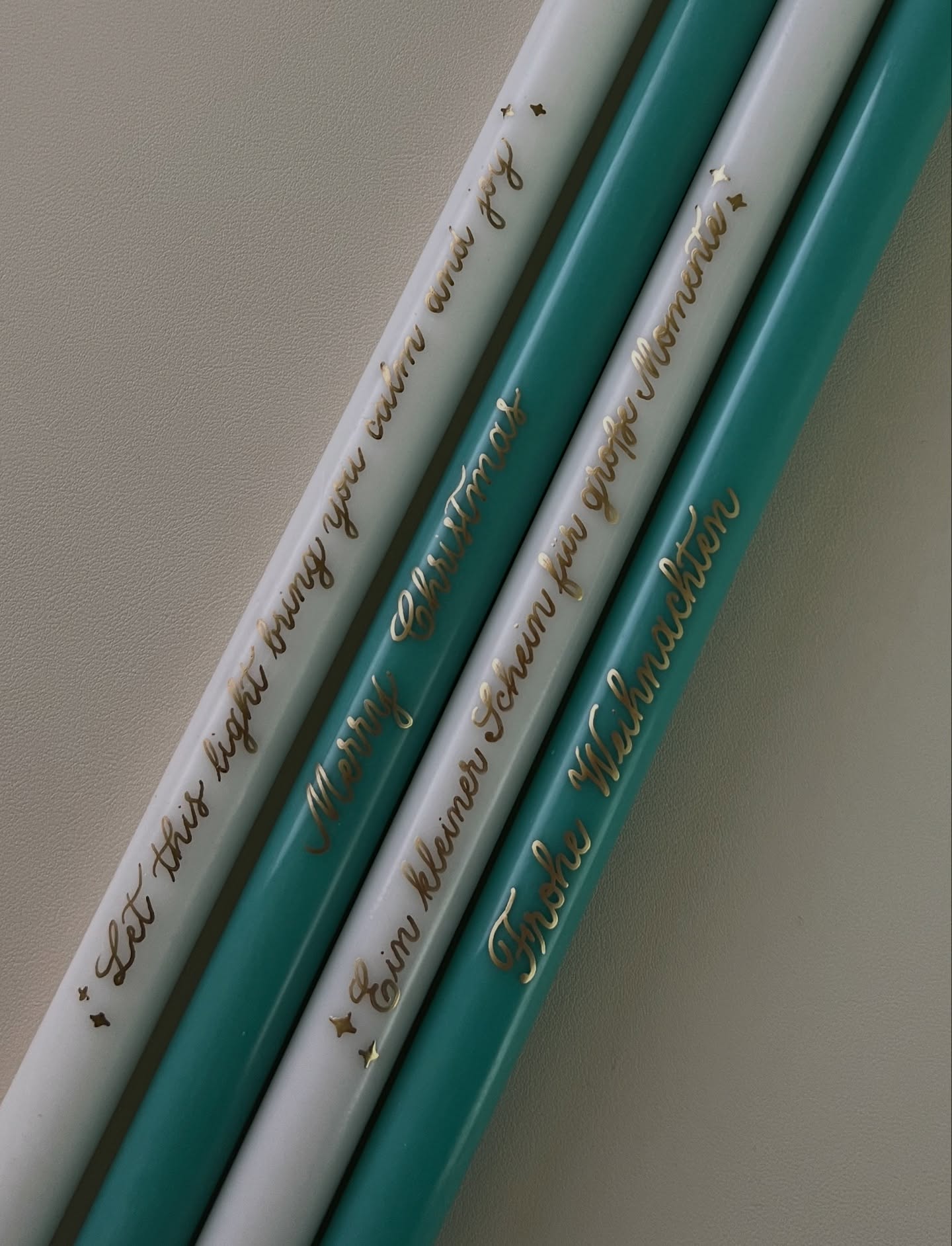 Candle calligraphy for Tiffany & Co.✨🩵
#eventartist #calligrapher #calligraphyartist #kalligraphin #luxurybrandevent #kalligraphieservice #kalligraphinstuttgart #kalligraphiestuttgart #candlecalligraphy #calligraphyoncandles #kalligraphieaufkerzen