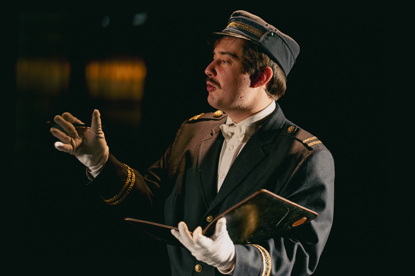 Yleisön pyynnöstä:
Suuren suosion saanut Idän pikajunan arvoitus saa kolme lisäesitystä helmikuulle 2026!
Lisäesityspäivät ovat:
To 26.2. klo 18.30
Pe 27.2. klo 18.30
La 28.2. klo 17.00
Liput tulevat myyntiin lähipäivinä, joten vielä on mahdollista hankkia teatterielämys vaikka pukinkonttiin.
Ilmoitamme heti, kun lipunmyynti aukeaa lippu.fi palvelussa.
#idänpikajunanarvoitus #lisäesitykset #yleisönpyynnöstä #agathachristie #järvenpäänteatteri
Kuva: Alex Fränti