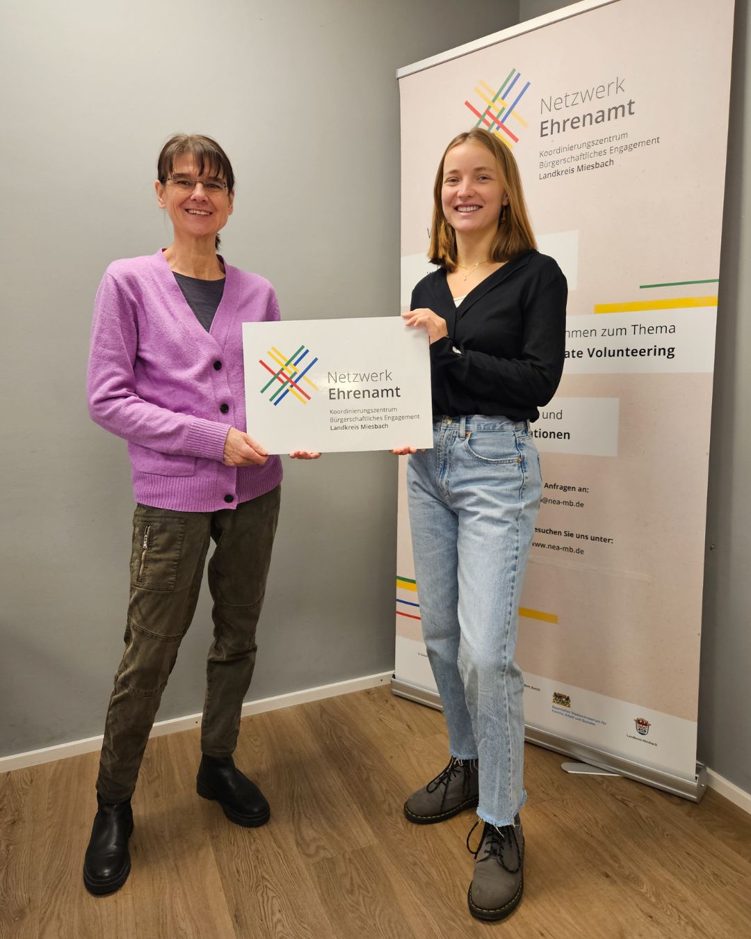 Zum Jahresende heißt es Abschied nehmen. Petra Winklmair verlässt das Netzwerk Ehrenamt und widmet sich neuen beruflichen Aufgaben. Als Projektleiterin hat sie das Netzwerk Ehrenamt aufgebaut und mit ihren Ideen gestaltet. Die gemeinsame Arbeit war geprägt von einem offenen und unkomplizierten Austausch, der vieles möglich gemacht hat. Darüber hinaus hat sie eine Reihe von Projekten umgesetzt, die das Ehrenamt gestärkt und sichtbar gemacht haben.
Im Januar übernimmt Franziska Impekoven die Leitung des Netzwerks Ehrenamt. Wir freuen uns auf die Zusammenarbeit mit ihr im neuen Jahr.
#Ehreanamt #Gemeinschaft #NEAvernetzt