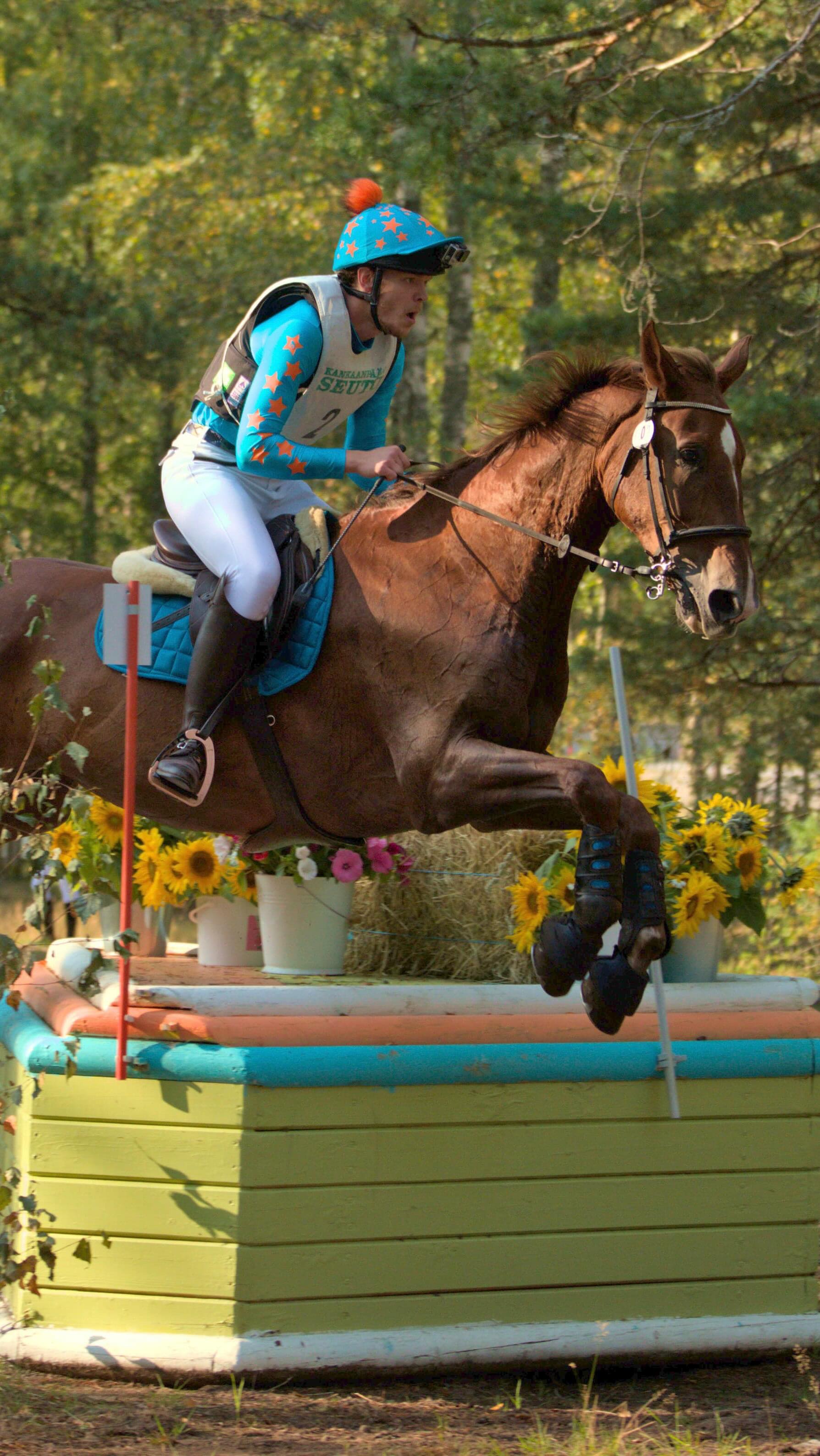 Nyt olisi yhdelle kenttäratsastajalle tai kenttäratsastuksesta haaveilevalle tiedossa maailman paras joululahja 😍
Jalolta vapautuu kolmen päivän kisapaketti tammikuussa, kun ihana Elsa muuttaa ulkomaille.
Jalo tuli meille estehevosena, mutta on osoittautunut aivan tykiksi maastoesteillä.
Ei ihan alkeisratsu esteillä, mutta ehdottoman kiltti ja luotettava herrasmies.
Videolla Jalon entinen ihminen Ville, jonka kanssa Jalo nappasi mm. Niinisalon kansallisen metrin voiton viime vuonna 🔥
Jos Jalo näyttää sun elämäsi hevoselta, niin lue lisää meidän sivuilta omahevonen.fi ja ota yhteyttä meidän opettajaan Noraan.
📞044-494 6770
Kolmen päivän kisapaketissa sulla on omahevonen kolmena vakkaripäivänä viikossa.
Hintaan 1032 € /kk sisältyy kaikki hevosen kulut ja 8 valmennusta. Itselle jää maksettavaksi ainostaan kisakulut.
#kenttäratsastus
#niinisalo
#omahevonen
#omakisahevonen
#jaloubetvanhetbeetjen
#omahevonenespoonkartano