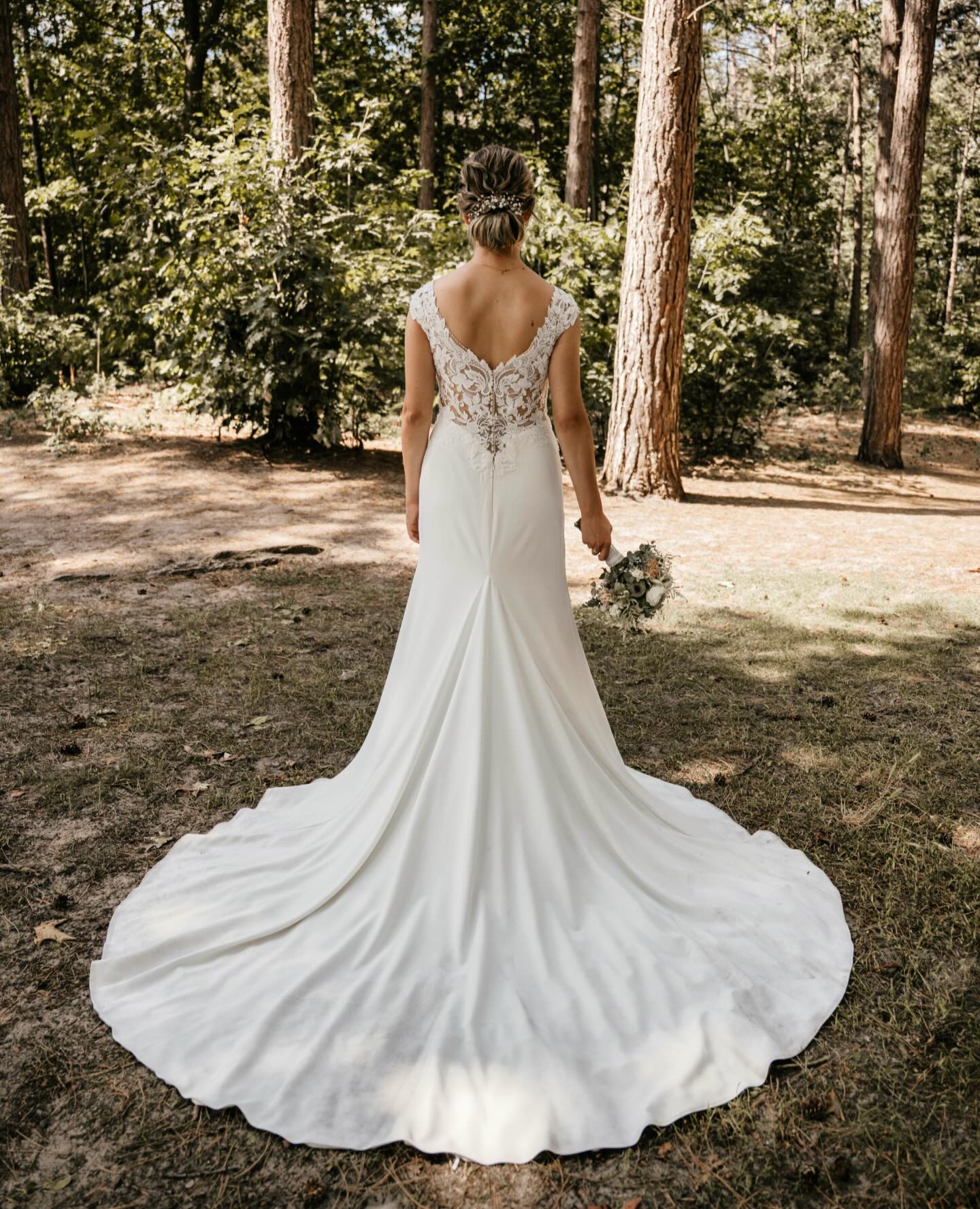 DE jurk! Natuurlijk kan deze ook niet ontbreken tijdens jullie shoot. Zo mooi altijd!!! En tof dat ik steeds weer andere prachtige jurken zie.
Hadden jullie hem snel uitgekozen?
#sayyestotheaddress #trouwjurk #allesflits #trouwflits #trouwfoto #trouwfotograaf #fotograafbruiloft #bruiloftfotografie #trouwenin2026 #trouwenin2027 #trouwinspiratie #trouweninbrabant #trouwfotograafnederland #trouwfotograafbrabant