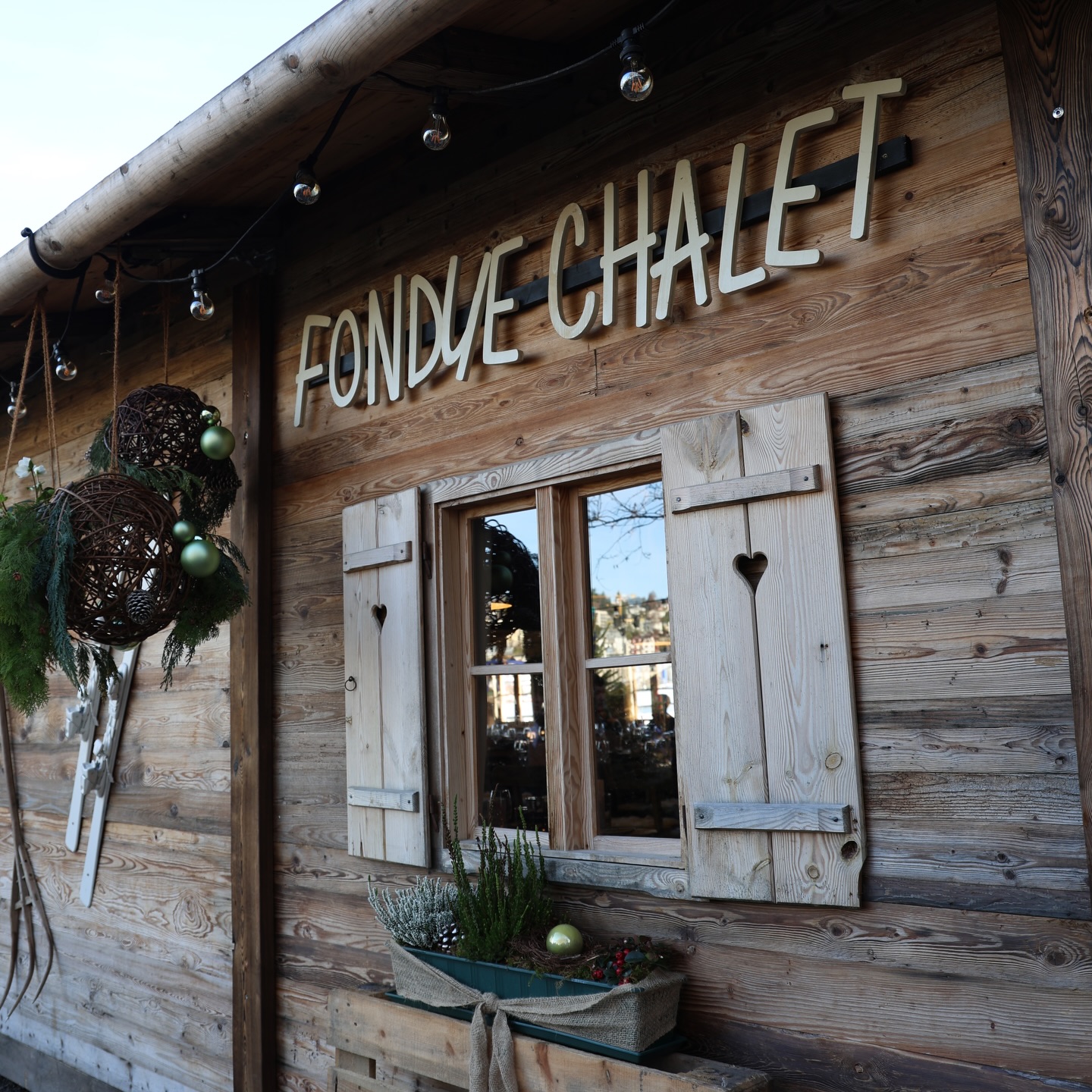 ✨ Nur noch 1 Woche Fondue-Momente bei Rudolf’s Weihnacht! 🫕🎄
Wer dieses Jahr noch keinen gemütlichen Fondue-Abend genossen hat, hat jetzt die perfekte Gelegenheit dazu.
Sichert euch euren Platz und erlebt einen winterlichen Genussmoment im Chalet. ❄️❤️
👉 Jetzt letzte Plätze reservieren: Link in BIO
Wir freuen uns!
#rudolfsweihnacht #fonduemoment #winterzauber