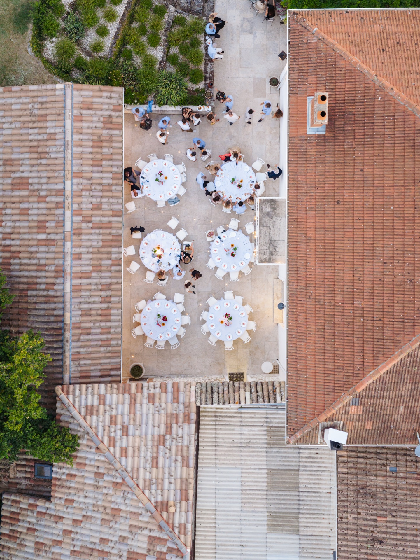 ✨ Welcome Dinner au domaine
Vue drone sur l’une de nos terrasses, sublimée par la lumière du soir et l’élégance d’un dîner d’exception.
Un moment confidentiel, entre art de recevoir et émotion. 🥂
Photo : @viewfilms.w
Event & planer : @dayloveevent
Traiteur : @pizzeriahermosa
Décoration : @velvetrendezvous & @fl_event
#welcomedinner #luxe #domaineprestige #vueDrone #terrasse #experienceexclusive #artderecevoir #evenementdexception #mariage #mariageprovence