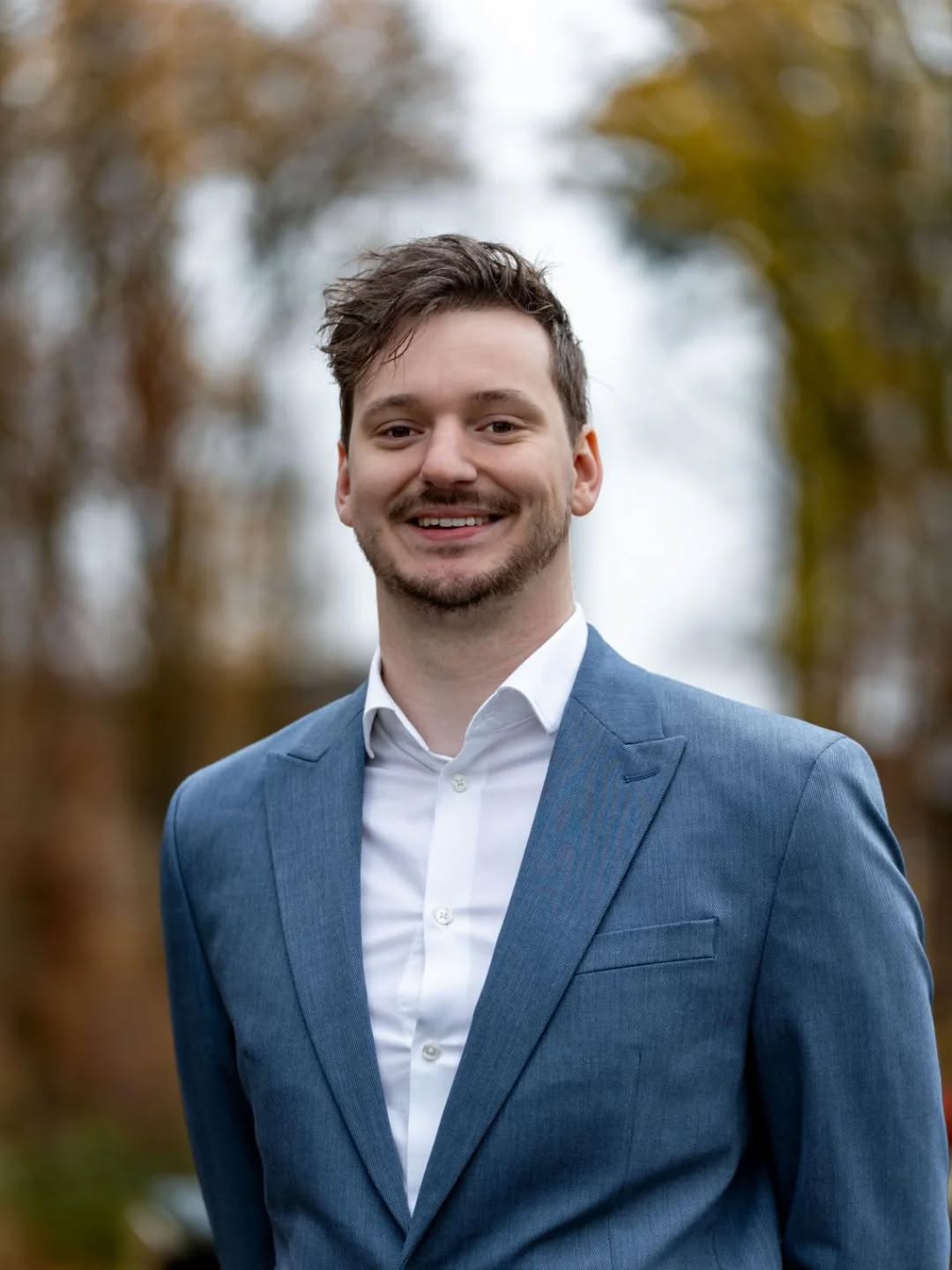 Voorzitter - Jeroen de Bruin
Hoi! Ik ben Jeroen, 26 jaar oud en ik studeer Biomedical Sciences. Ik kom uit Milsbeek en dit jaar ben ik de voorzitter van de Cycloop.
Ik hou vooral van portret- en natuurfotografie.
Als voorzitter hoop ik er samen met de rest van het bestuur een leuk en creatief jaar van te maken. Je zult me vast vaak tegenkomen bij activiteiten, dus spreek me vooral even aan!
---
Chair/President - Jeroen de Bruin
Hi! I’m Jeroen, 26 years old, and I’m studying Biomedical Sciences. I’m from Milsbeek, and this year I’m the president of Cycloop.
I especially enjoy portrait and nature photography.
As president, I hope to make it a fun and creative year together with the rest of the board. You’ll probably see me around at activities, so don’t hesitate to come and say hi.