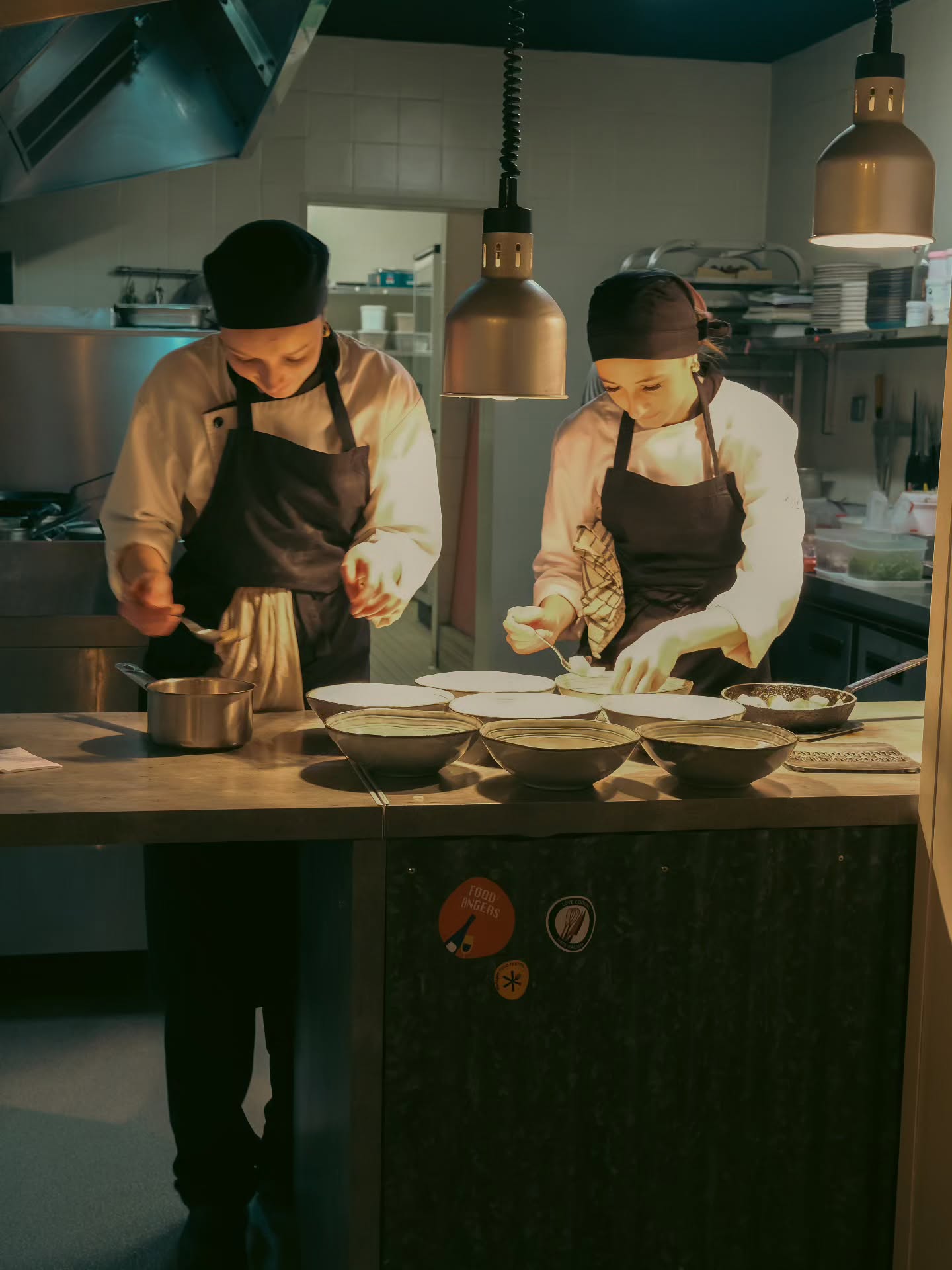 🎄Les Soirées Patachée 🎄
– on n'allait pas finir cette année comme ça –
Le Lundi 22 décembre
Le Mardi 23 décembre
Le Lundi 29 décembre
Le Mardi 30 décembre
Ce n'est pas 1 mais bien 4 soirées Patachée pour clôturer cette année 2025
Cette fois-ci, on met à l'honneur les mets emblématiques de Noël
Au menu :
🦪St Jacques de St Brieuc
🦆Foie gras maison
🍄🟫Raviole de champignons
🐔Poularde fermière de Doué la fontaine
🐟Poisson de nos Côtes
🍫Du chocolat pour les desserts
Et autre suprises 🎁
Une soirée comme on les aime — gourmande, pleine de saveurs vous attend…
⚠️ Places limitées en salle – pensez à réserver dès maintenant !
🎟️ Tarifs: menu à choix, entrée/plat/dessert 35€ hors supplément
📞 0241881170
🌐 Lien de réservation en bio
#Patachée #SoiréePatachée #gastronomie #foodangers #avrillé49 #angers #Restaurant #automne #mangezbienbuvezsain