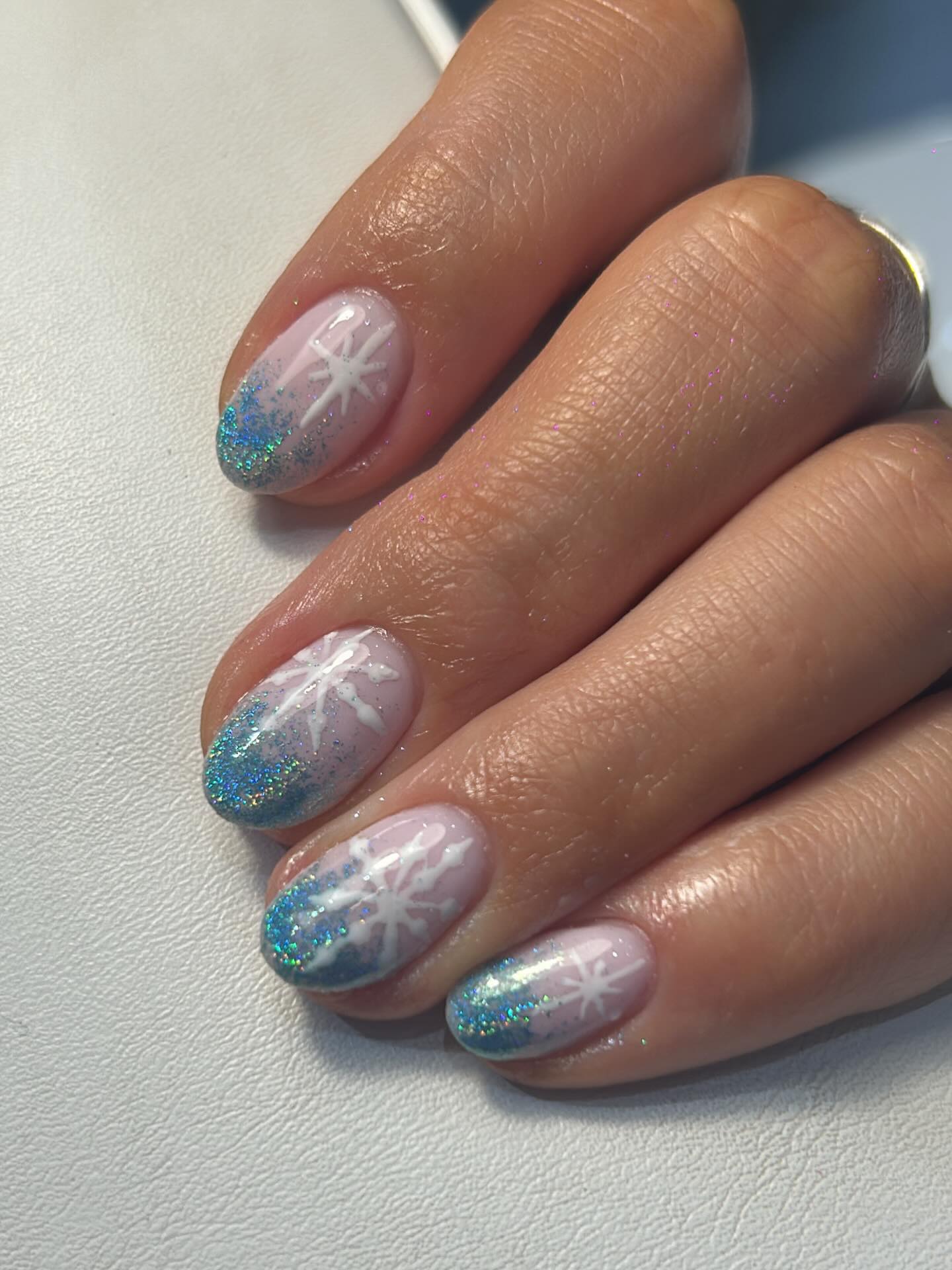 Glacial Glam ❄️
#WinterNails #SnowflakeNails #IcyNails #GlitterOmbré #FrostedNails #HolidayNails #ChristmasNails #WinterManicure #NailInspo #NailArtUK #BIABNails #GelNails #ShortNails #CleanGirlNails #JadedBeauty