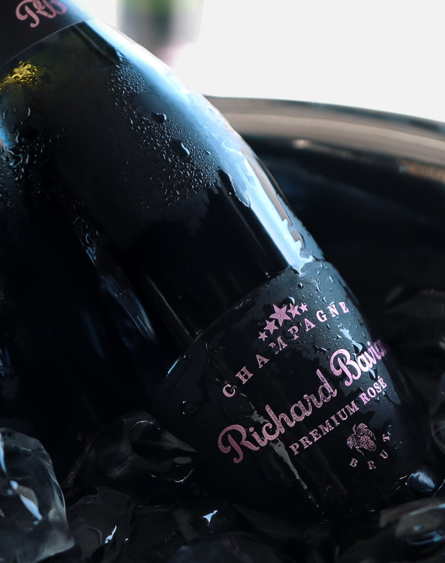 The bottles are chilled. The season begins. Richard Bavion Champagne.
__
#champagne #champagnetime #champagnemoments #christmaschampagne #nyechampagne